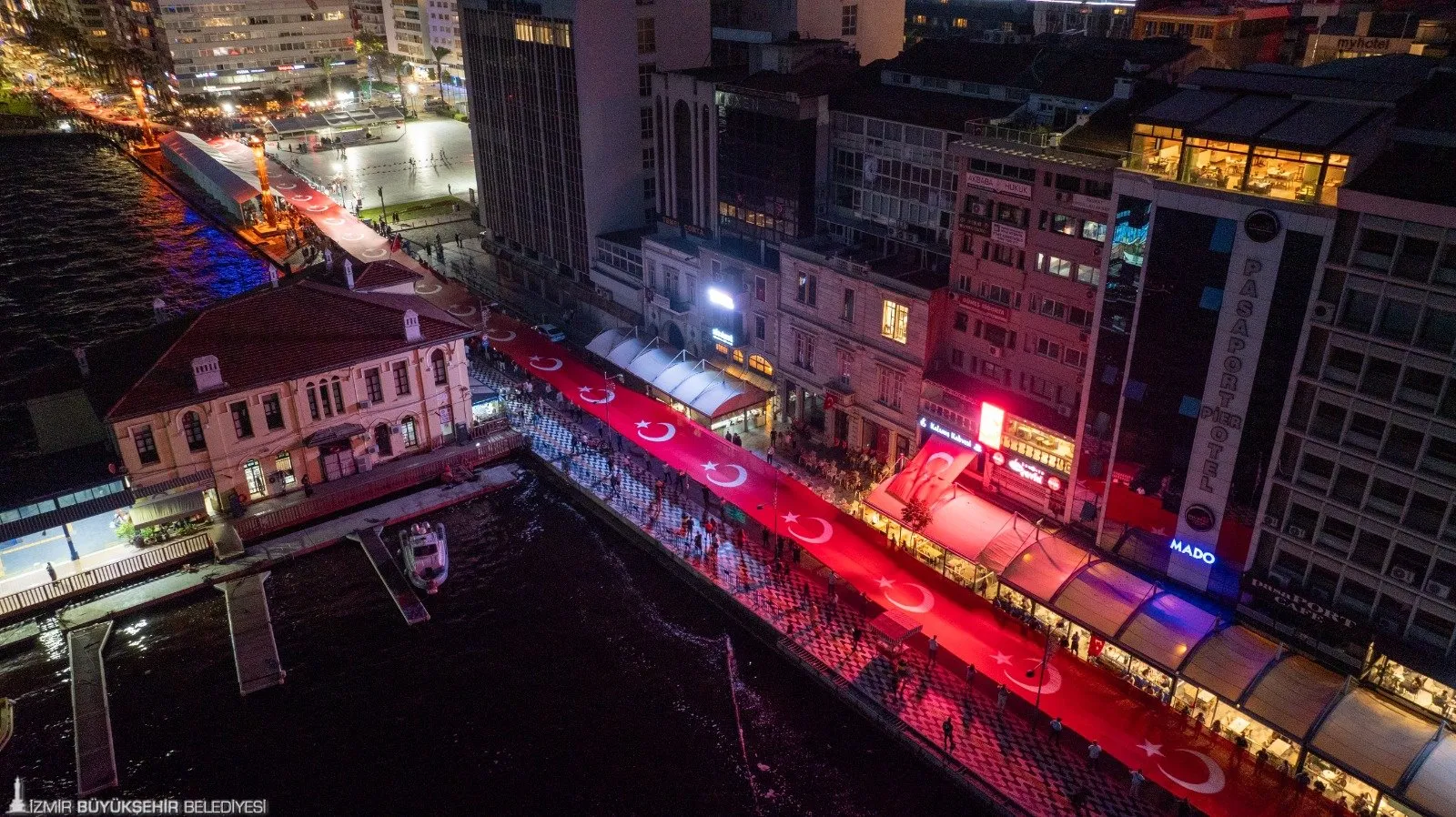 İzmir, 9 Eylül'ü görkemli kutlamalarla karşıladı. Cumhuriyet Meydanı'ndan başlayan Fener Alayı yürüyüşü, 350 metrelik dev Türk bayrağıyla dikkat çekti.