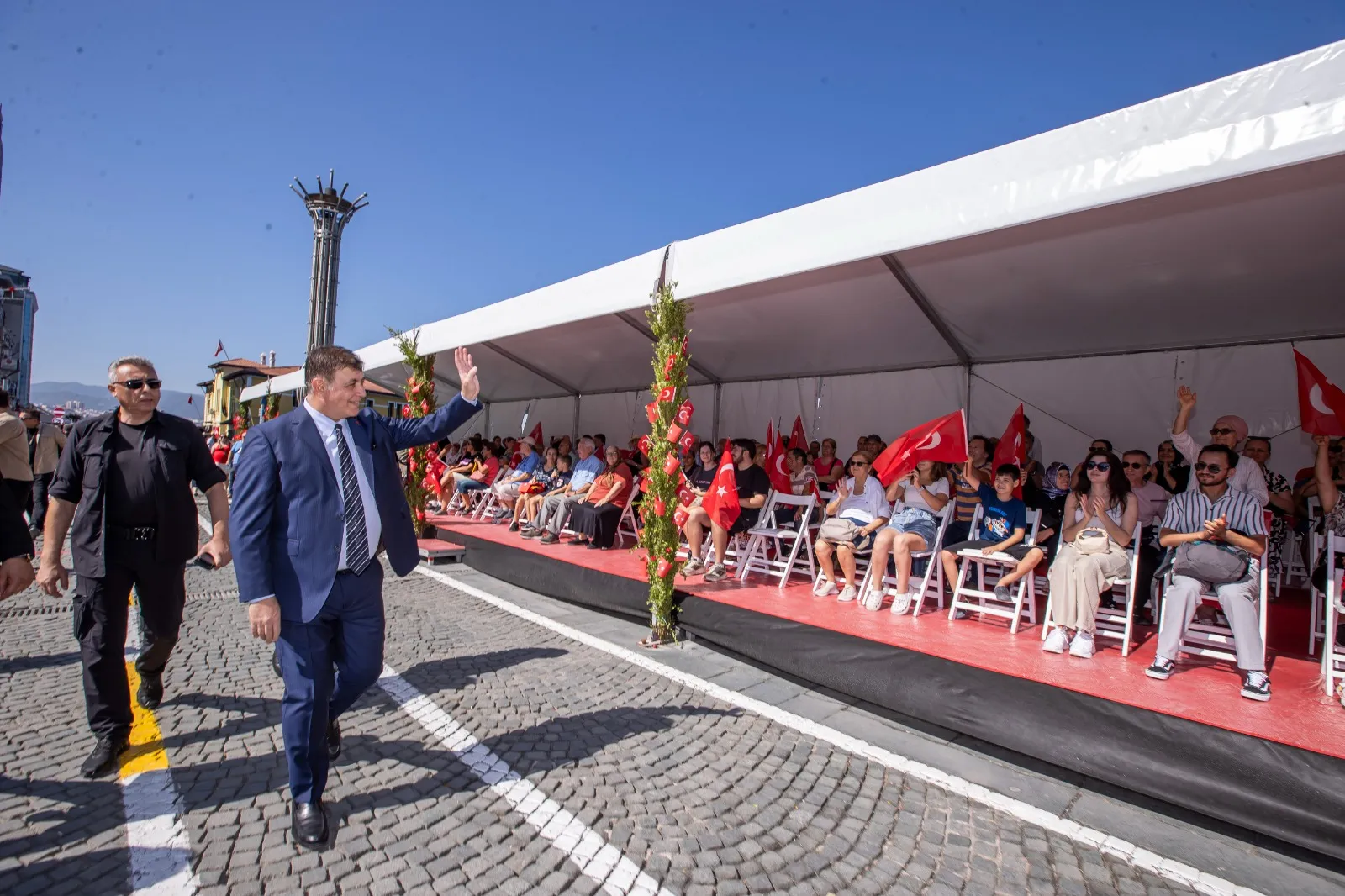 İzmir'in kurtuluşunun 102. yıl dönümü kutlamalarında İzmir Büyükşehir Belediye Başkanı Cemil Tugay, yaptığı konuşmada vatanseverlik çağrısında bulundu.