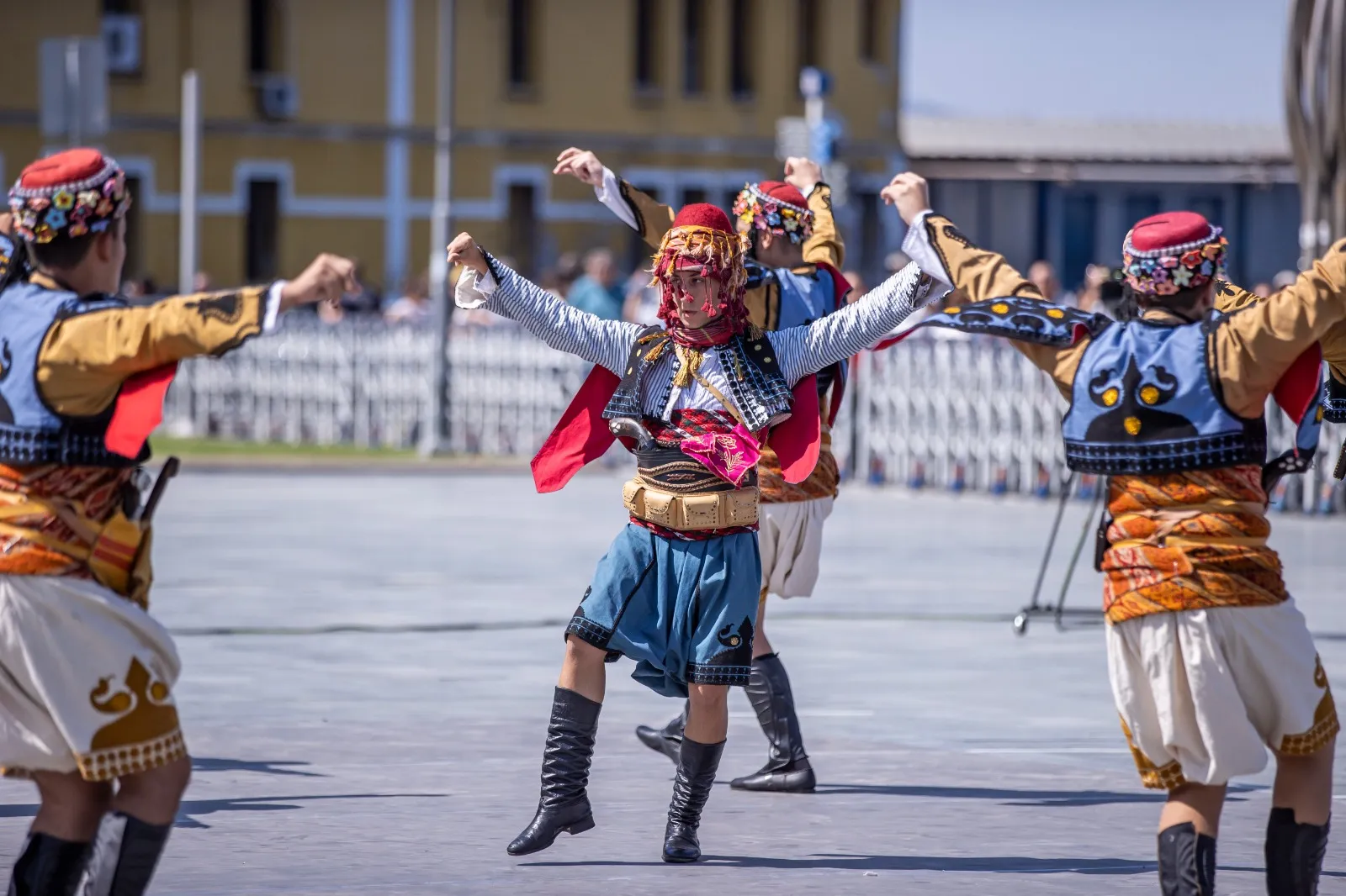 İzmir'in kurtuluşunun 102. yıl dönümü kutlamalarında İzmir Büyükşehir Belediye Başkanı Cemil Tugay, yaptığı konuşmada vatanseverlik çağrısında bulundu.