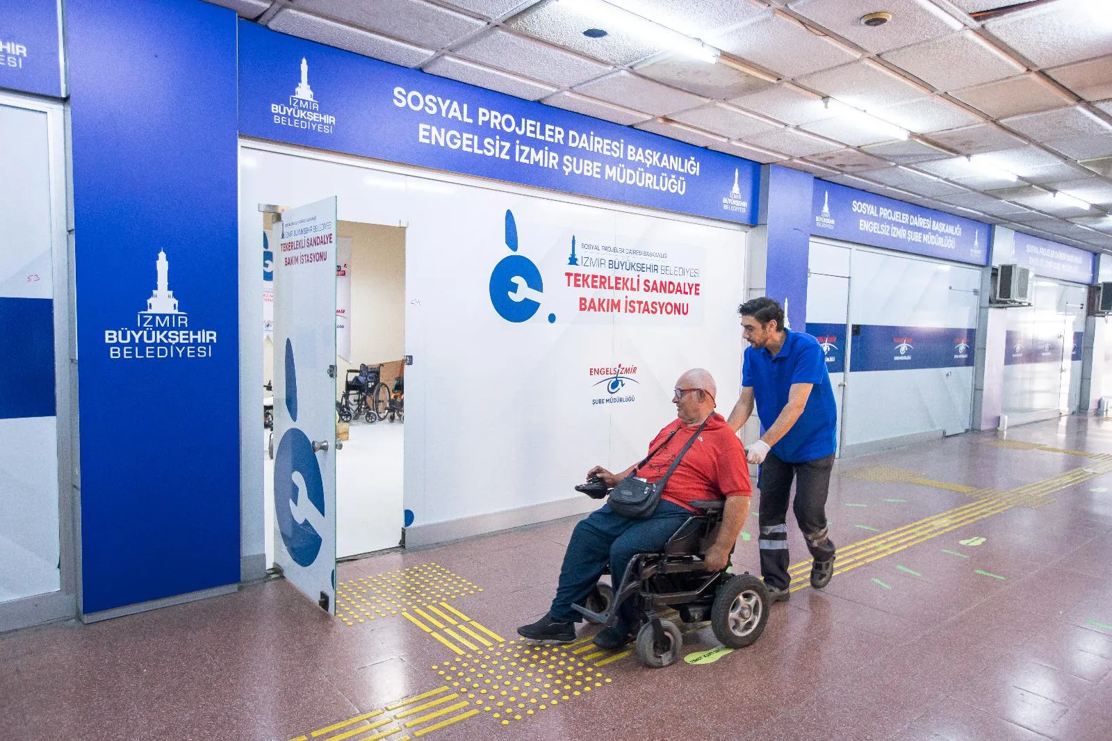 İzmir Büyükşehir Belediyesi, engelli vatandaşların tekerlekli sandalyelerini ücretsiz tamir ederek onlara bağımsız bir yaşam sunuyor.