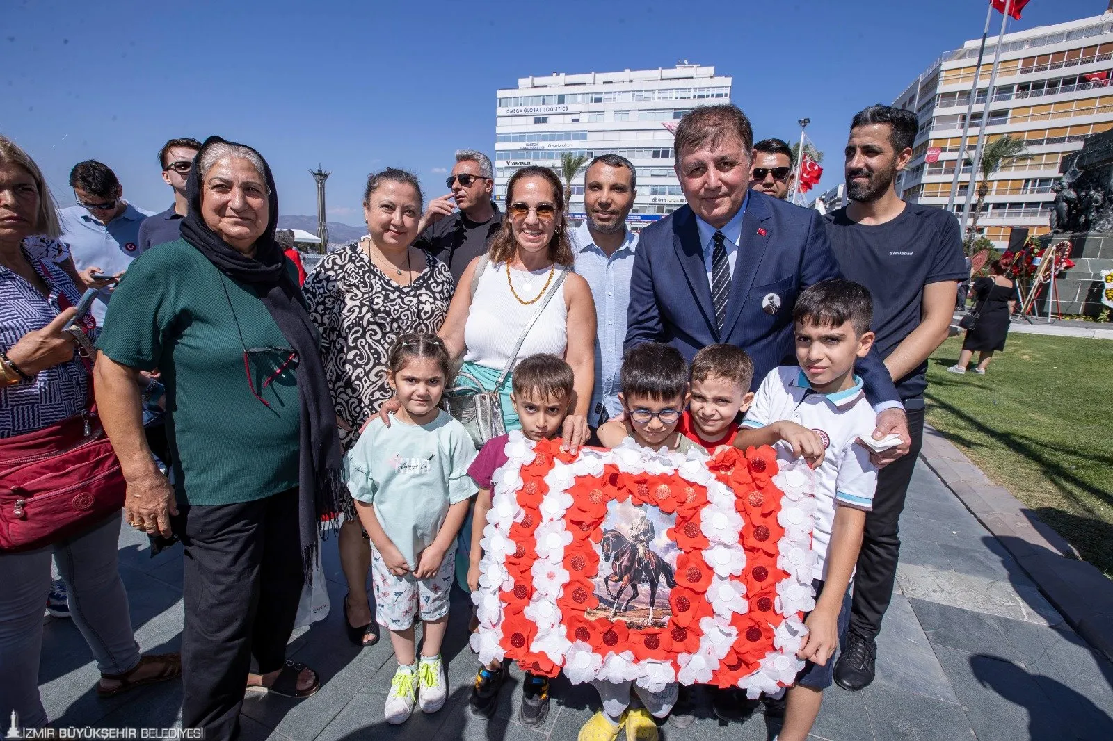 İzmir Büyükşehir Belediye Başkanı Cemil Tugay, 9 Eylül kutlamalarında CHP ile bir araya gelerek İzmir'in kurtuluşunu ve partinin kuruluşunu kutladı.