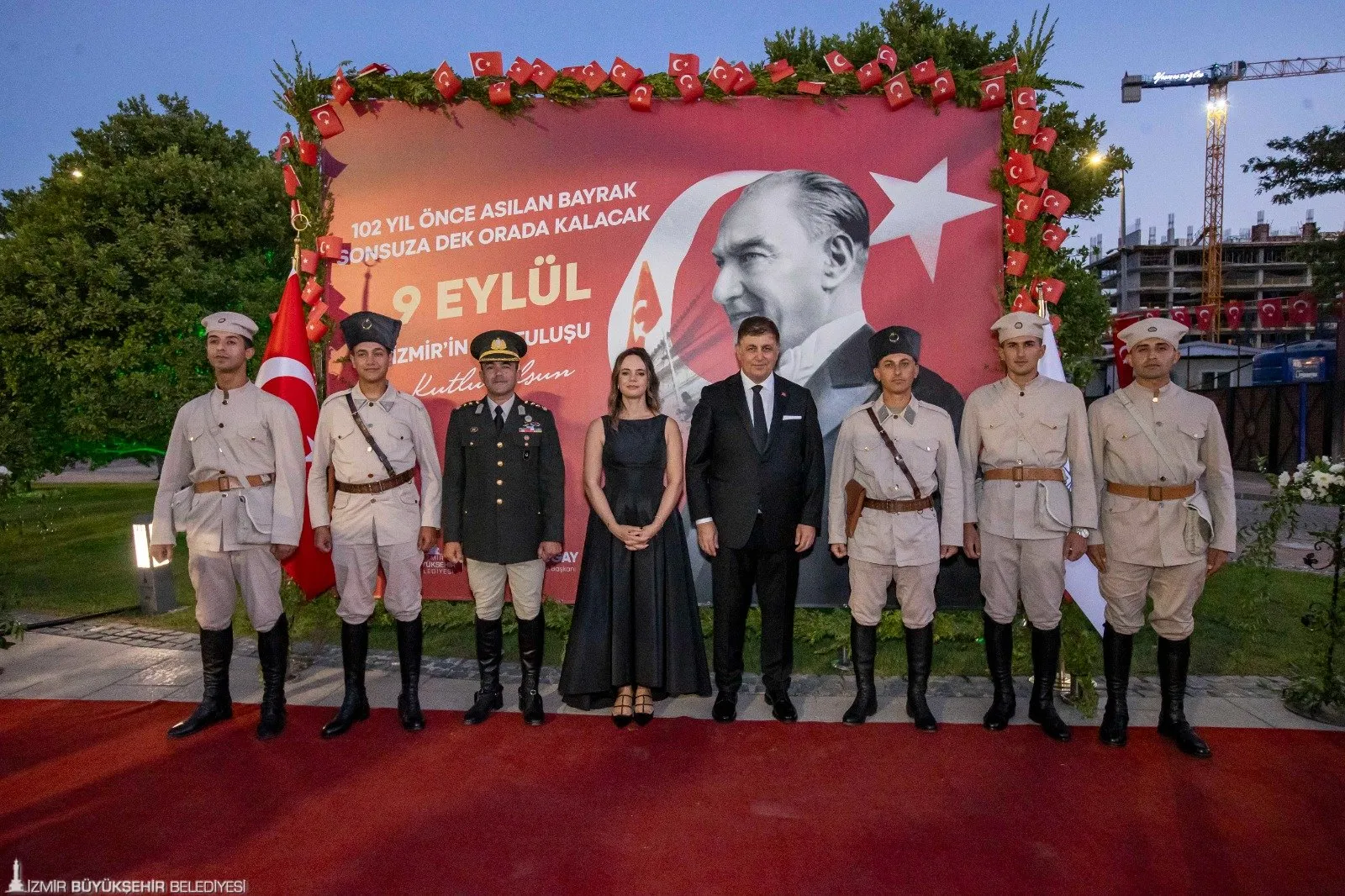 İzmir Büyükşehir Belediyesi, 9 Eylül kutlamaları kapsamında görkemli bir resepsiyon düzenledi. Belediye Başkanı Cemil Tugay'ın konuşmasıyla geceye damga vuruldu.