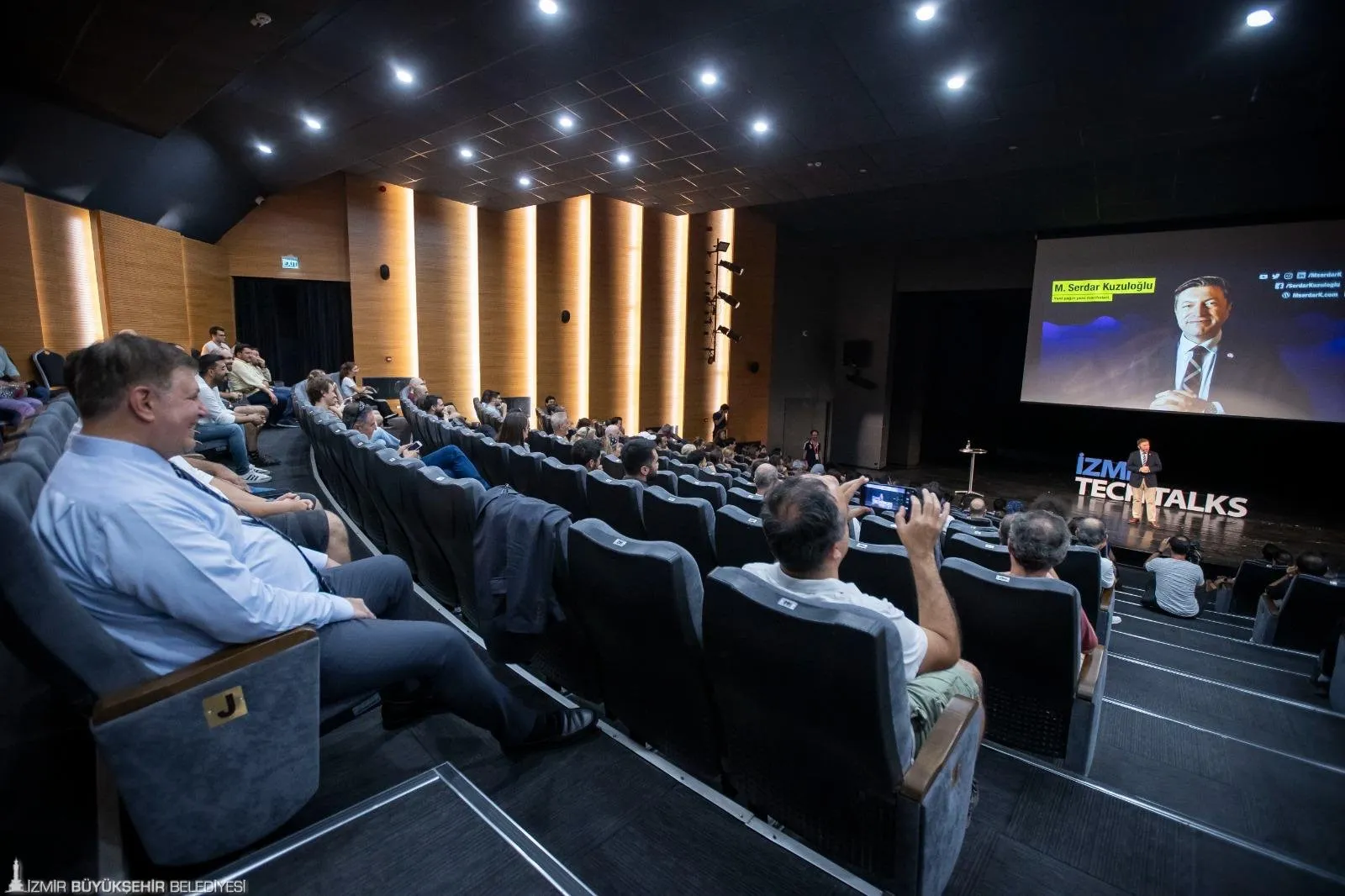 İzmir Enternasyonal Fuarı'nda düzenlenen TechTalks etkinliğinde teknoloji yazarı M. Serdar Kuzuloğlu, yapay zekanın geleceği ve insanlık üzerindeki etkileri hakkında önemli açıklamalar yaptı