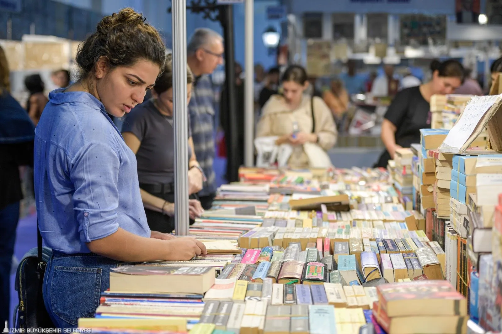 İzmir Büyükşehir Belediyesi ev sahipliğinde düzenlenen 4. İzmir Kitap Fuarı, 26 Ekim - 3 Kasım tarihleri arasında Fuar İzmir'de gerçekleşecek.