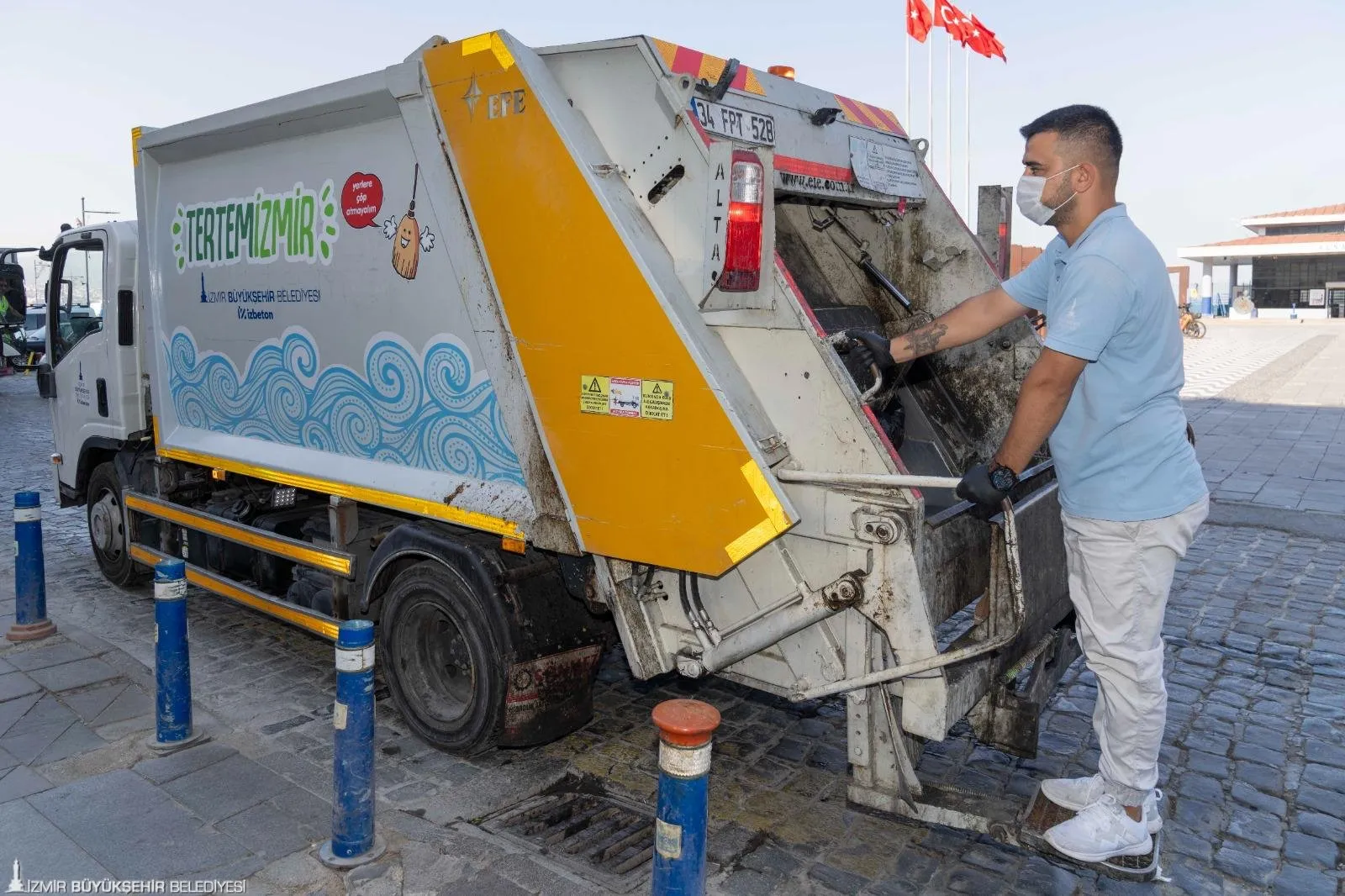 İzmir Büyükşehir Belediyesi'nde artan nüfusla birlikte atık sorunu da büyüyor. Günlük toplanan 6.000 tona varan atık, hem çevreye hem de ekonomiye büyük yük getiriyor.