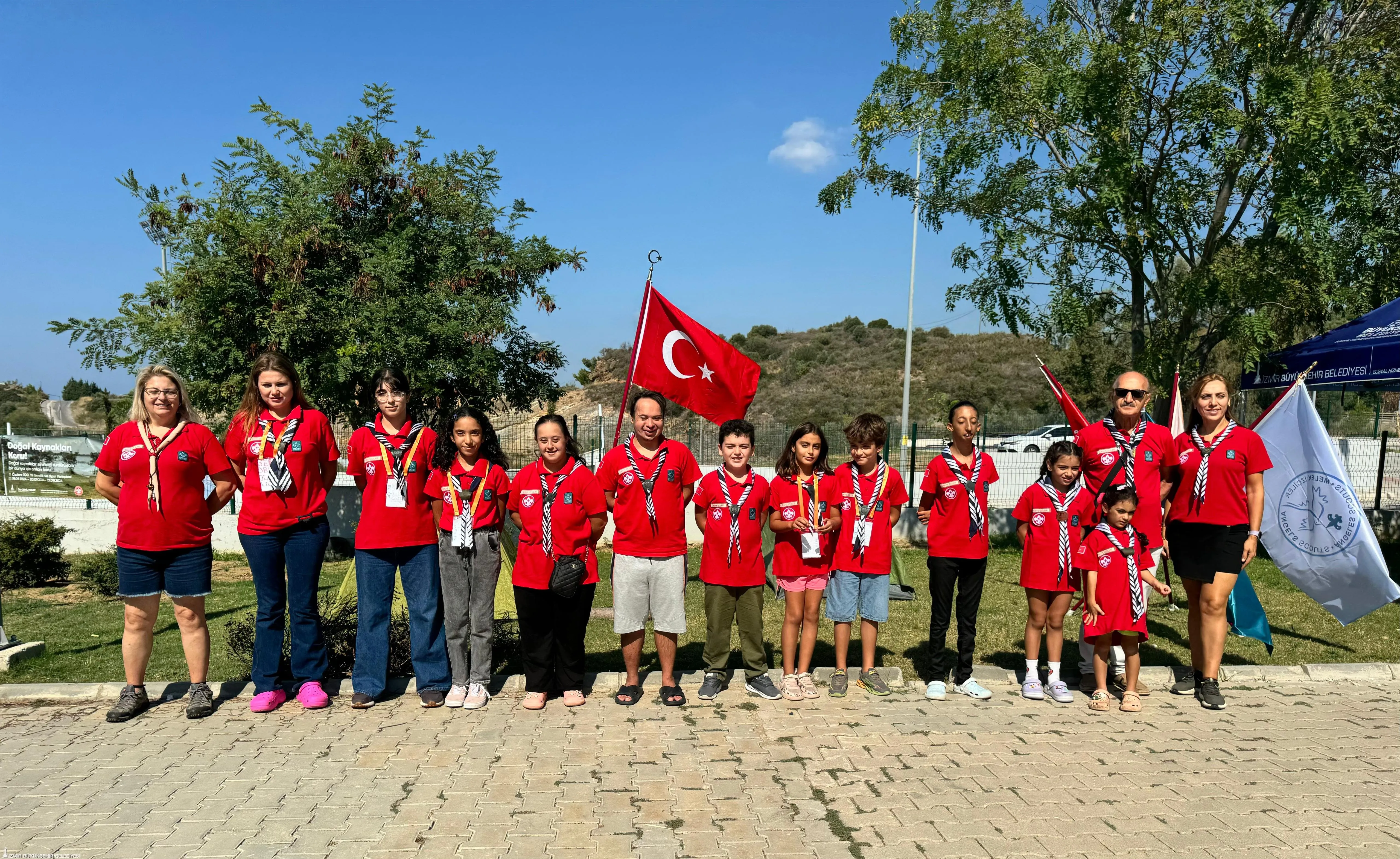 İzmir Büyükşehir Belediyesi Engelli Çalışmaları Şube Müdürlüğü tarafından düzenlenen "İzci Doğayı Sever ve Korur Yaz Kampı" Özdere'de başladı.