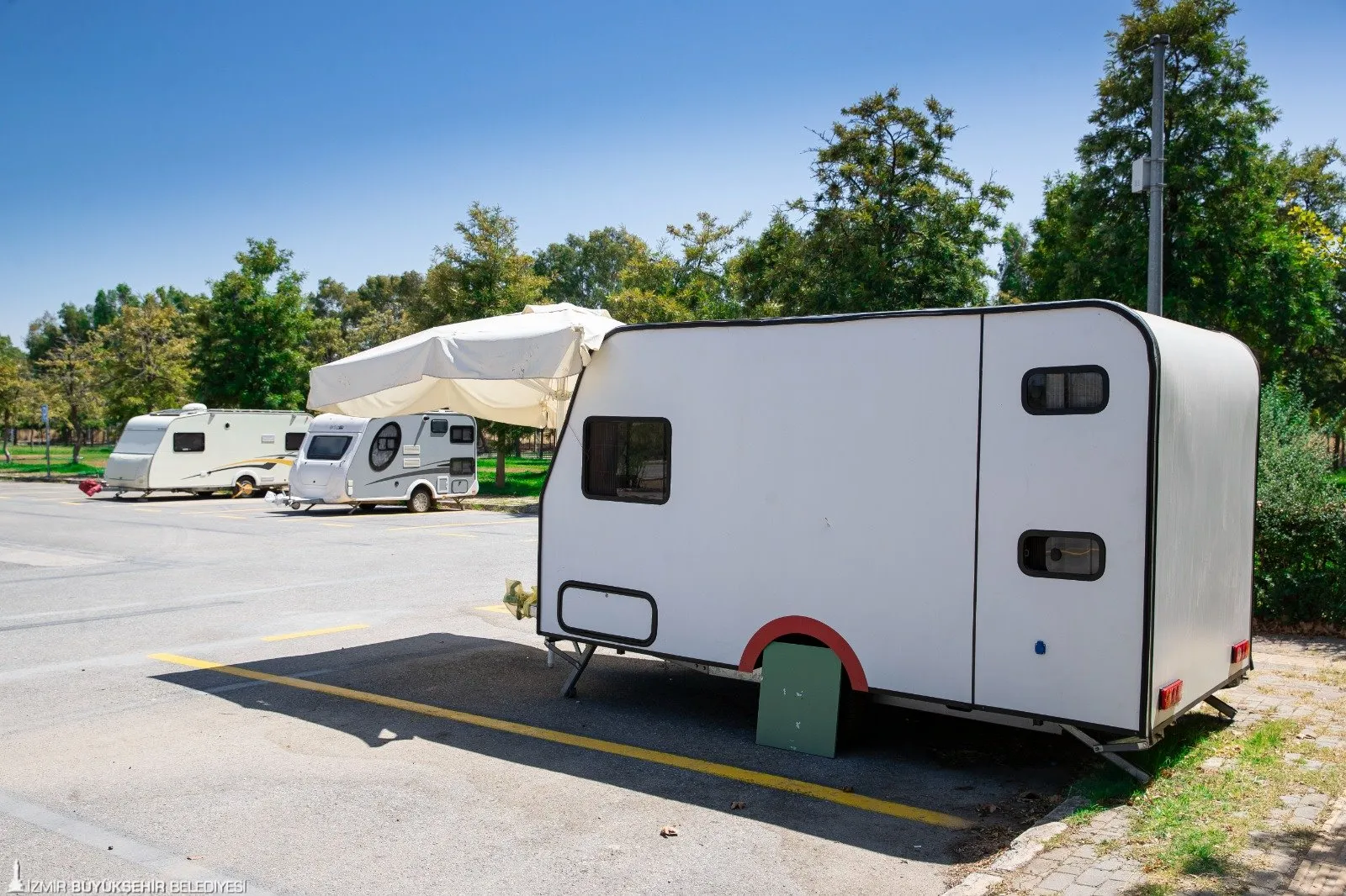 İzmir Büyükşehir Belediyesi, karavan severler için önemli bir adım atarak İnciraltı Terminali'nde yeni bir karavan ve tekne otoparkı açtı.