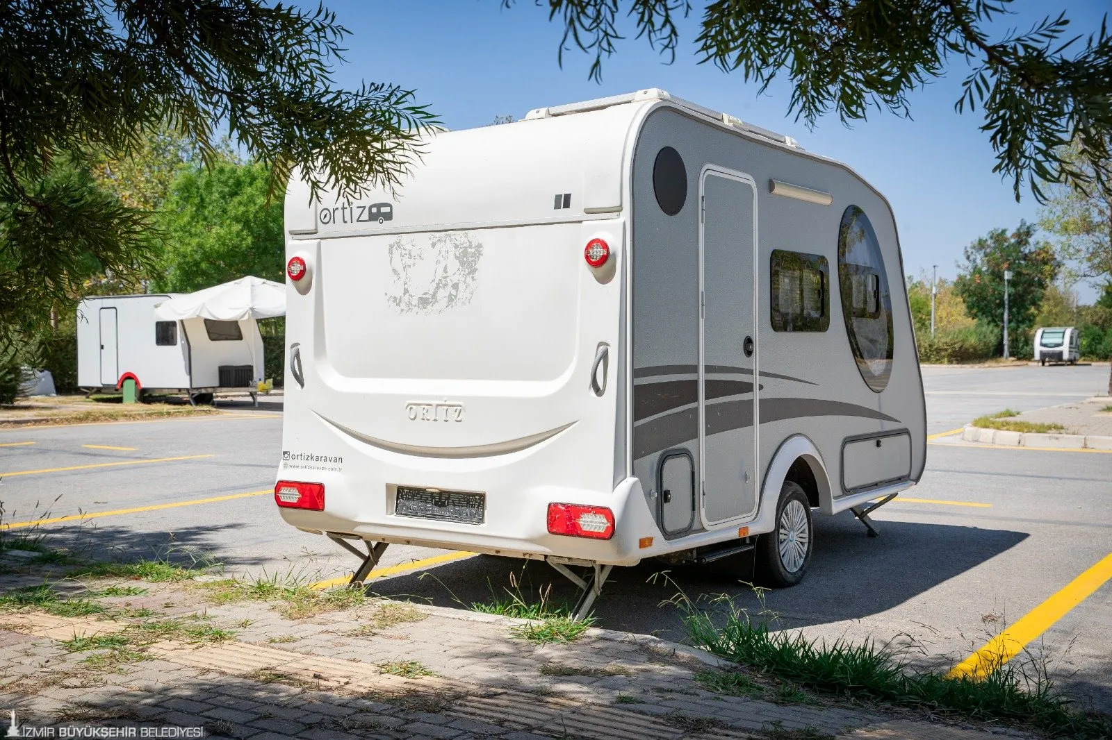 İzmir Büyükşehir Belediyesi, karavan severler için önemli bir adım atarak İnciraltı Terminali'nde yeni bir karavan ve tekne otoparkı açtı.