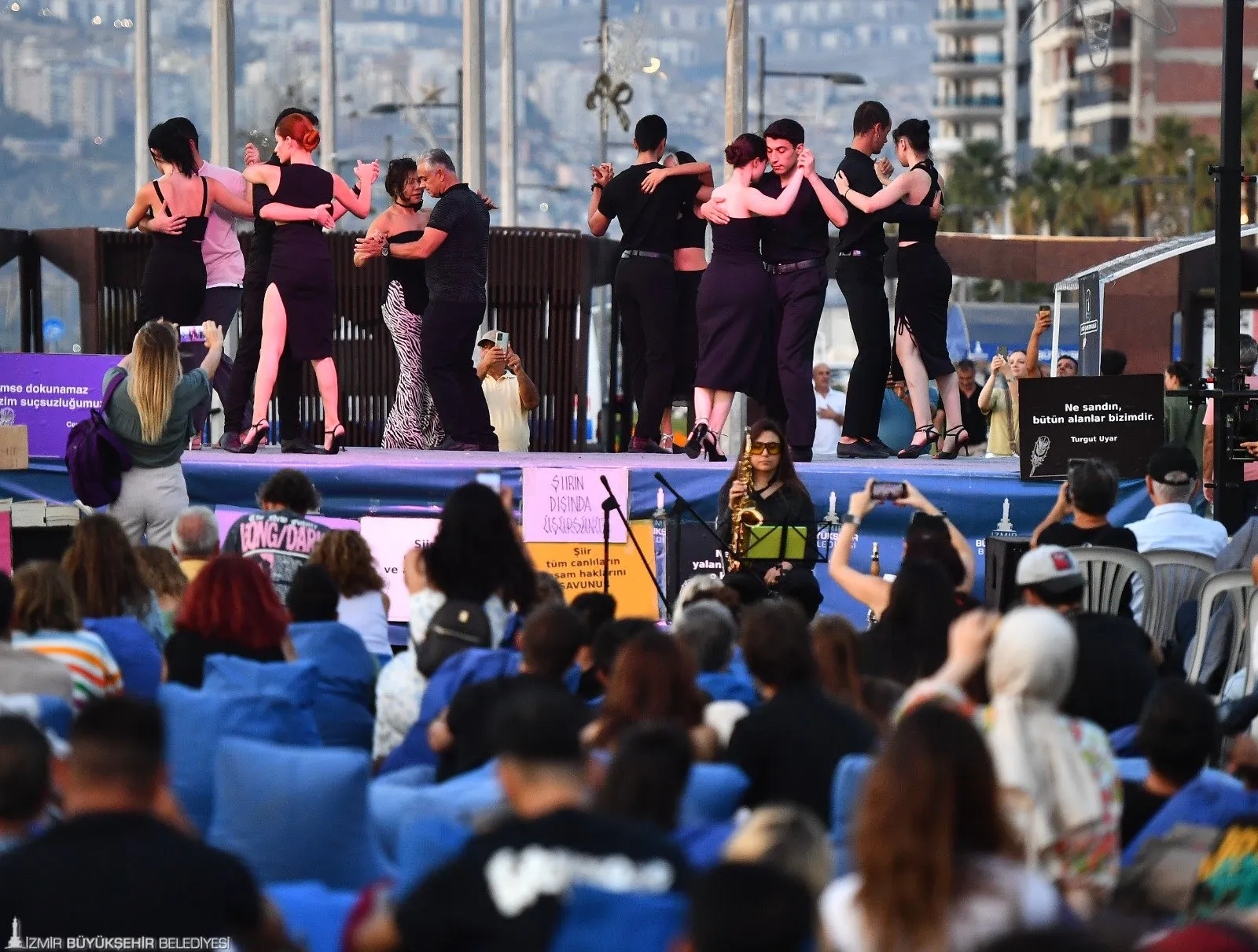 İzmir Büyükşehir Belediyesi'nin düzenlediği Şiir Hatları Buluşması'nda şairler, şiirlerini yapay zeka bestesi eşliğinde okudu. Etkinlik, ateş dansı ve mim gösterisiyle son buldu.