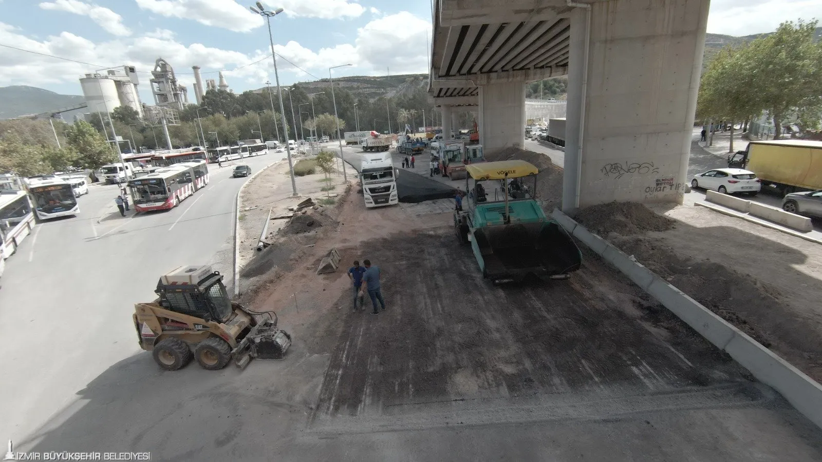 İzmir Büyükşehir Belediyesi'nin önemli projelerinden biri olan Buca Onat Tüneli çalışmaları kapsamında otogar viyadüğü altındaki yol düzenlemeleri devam ediyor.