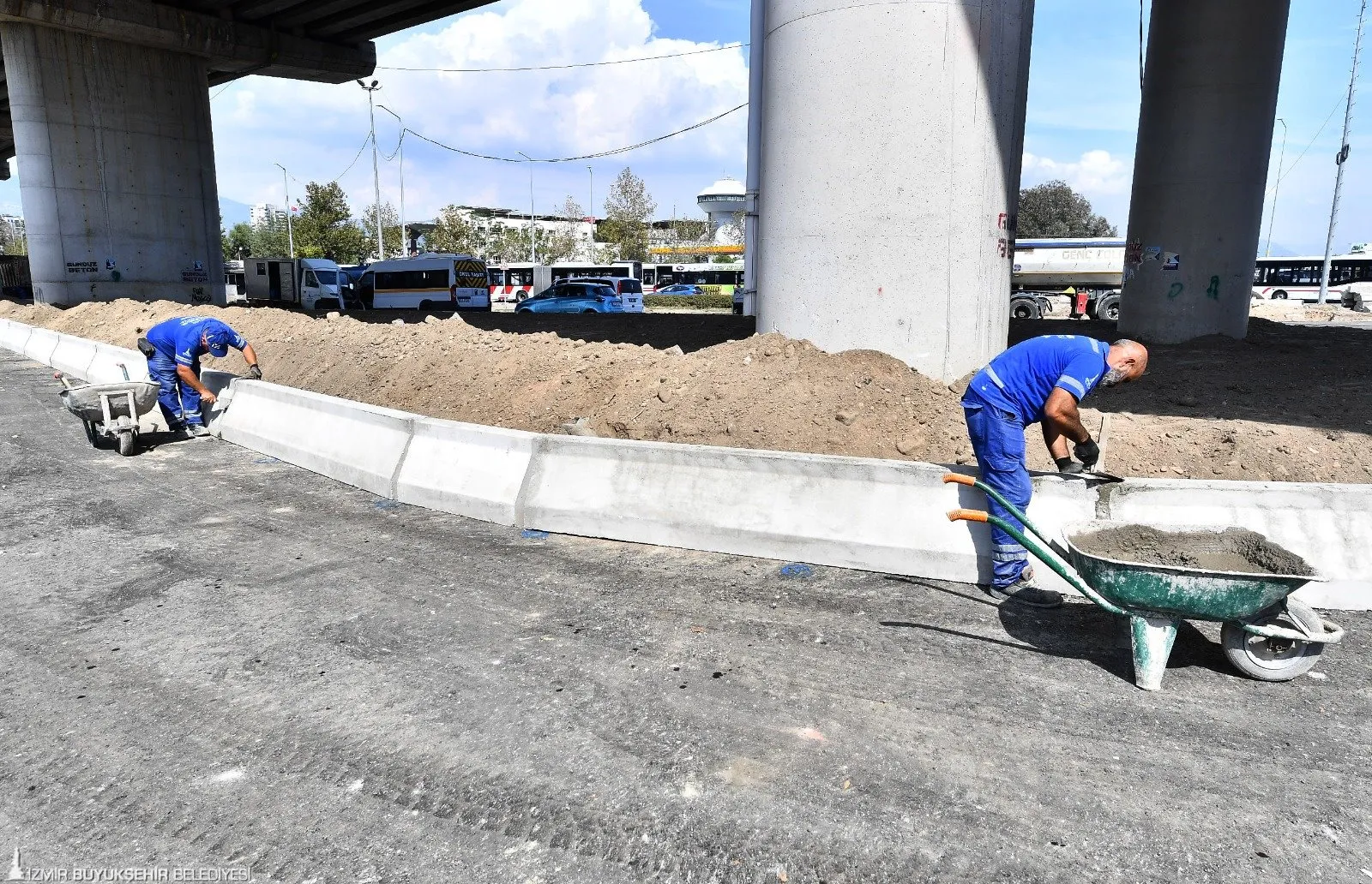 İzmir Büyükşehir Belediyesi'nin önemli projelerinden biri olan Buca Onat Tüneli çalışmaları kapsamında otogar viyadüğü altındaki yol düzenlemeleri devam ediyor.