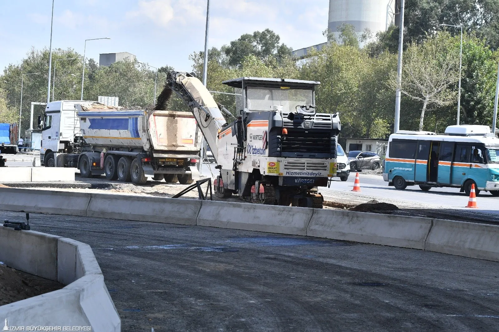 İzmir Büyükşehir Belediyesi'nin önemli projelerinden biri olan Buca Onat Tüneli çalışmaları kapsamında otogar viyadüğü altındaki yol düzenlemeleri devam ediyor.