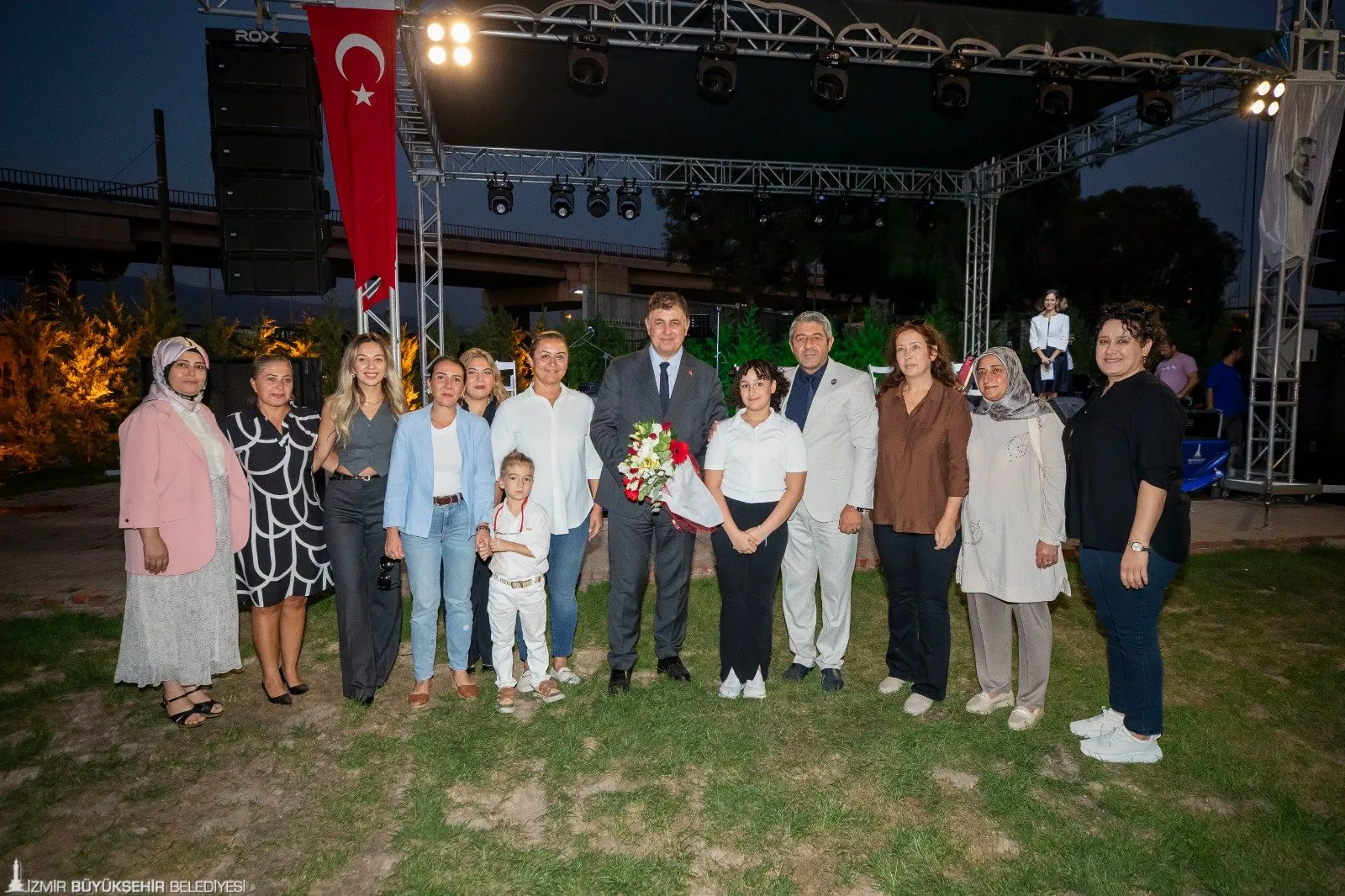 İzmir Büyükşehir Belediye Başkanı Cemil Tugay, şehit yakınları ve gaziler için özel bir etkinlik düzenledi. Tugay, şehit ailelerine duyduğu saygıyı dile getirerek, "Bizi ailenizden kabul edin" dedi.