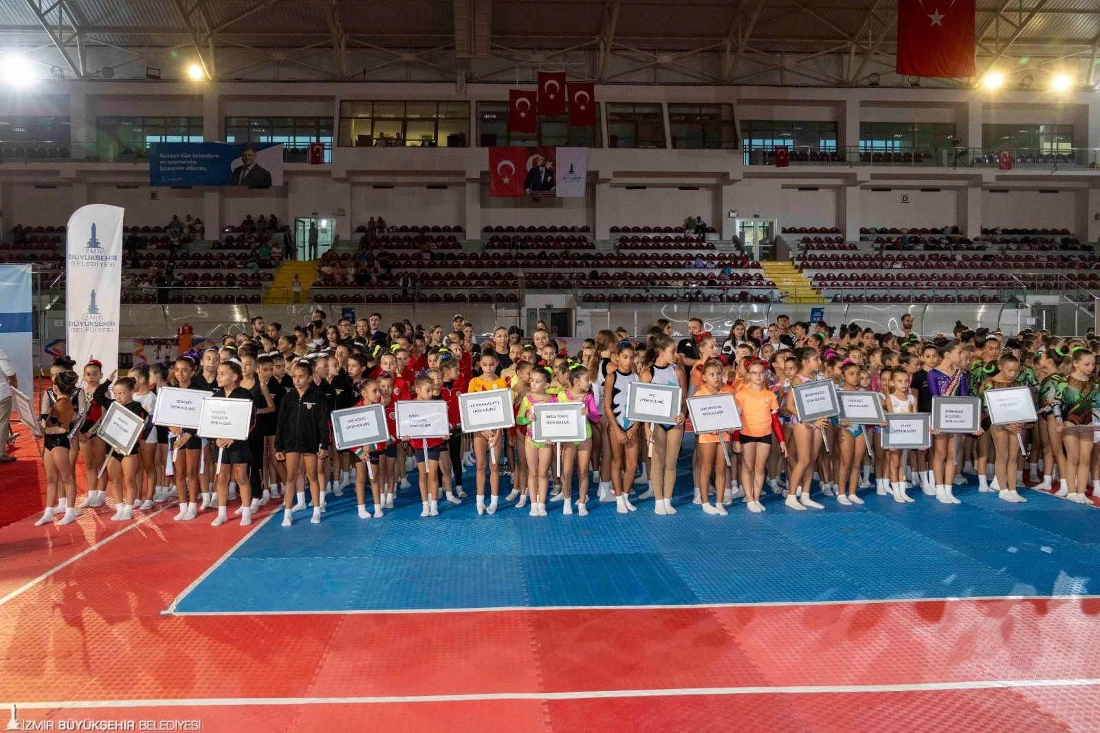 İzmir Büyükşehir Belediyesi tarafından düzenlenen 9 Eylül İzmir'in Kurtuluşu Aerobik Cimnastik Şenliği'nde yüzlerce sporcu madalya için ter döktü.