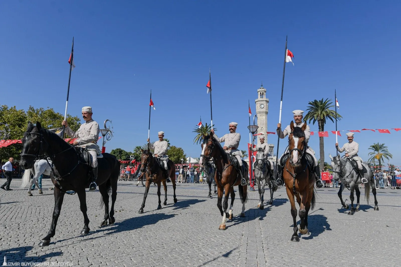 İzmir, işgalden kurtuluşunun 102. yıl dönümünü görkemli bir törenle kutladı. Atatürk Meydanı'nda düzenlenen törende süvari birlikleri, kentin kurtuluşunu simgeleyen tarihi anı yeniden canlandırdı