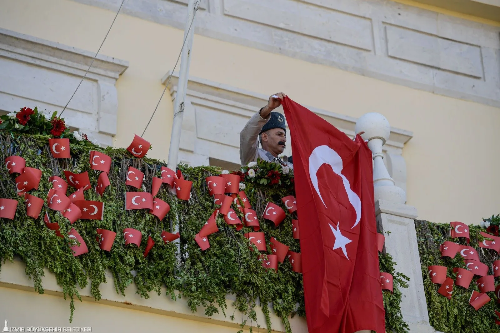 İzmir, işgalden kurtuluşunun 102. yıl dönümünü görkemli bir törenle kutladı. Atatürk Meydanı'nda düzenlenen törende süvari birlikleri, kentin kurtuluşunu simgeleyen tarihi anı yeniden canlandırdı