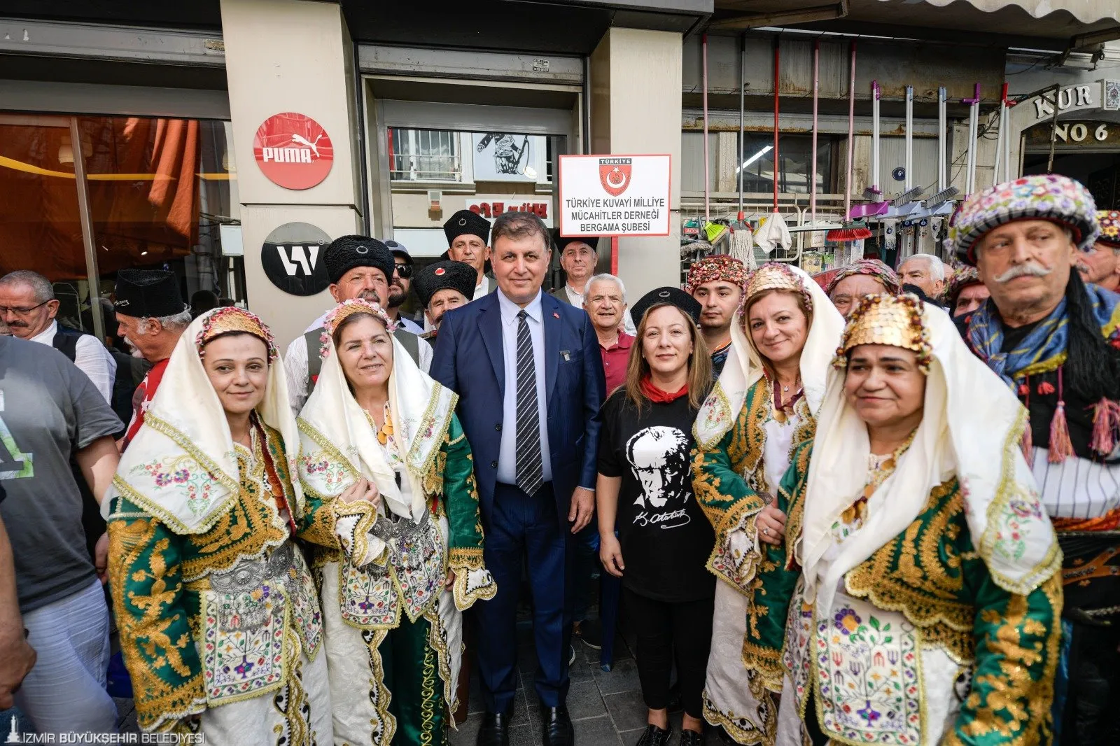 İzmir Büyükşehir Belediye Başkanı Cemil Tugay, Kemeraltı'nda düzenlenen geleneksel Efe-Zeybek buluşmasına katıldı. Zeybek gösterilerini izleyen Tugay, İzmir'in bu özel gününü kutladı.