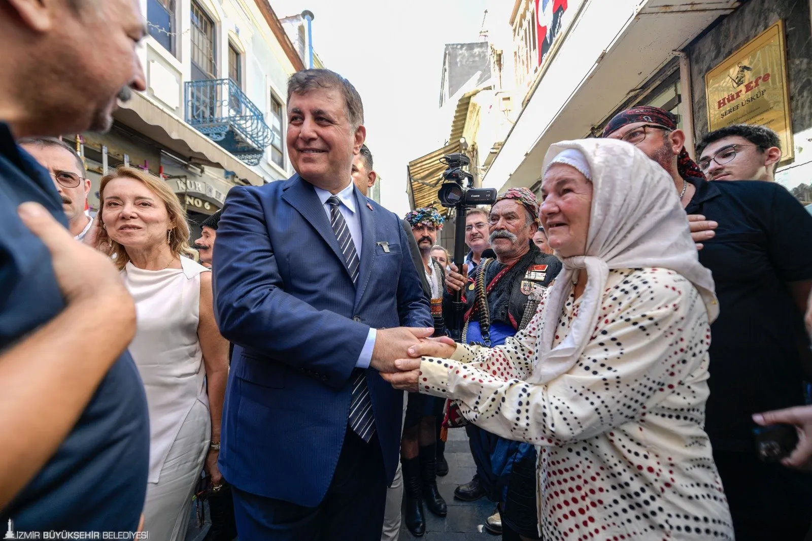 İzmir Büyükşehir Belediye Başkanı Cemil Tugay, Kemeraltı'nda düzenlenen geleneksel Efe-Zeybek buluşmasına katıldı. Zeybek gösterilerini izleyen Tugay, İzmir'in bu özel gününü kutladı.