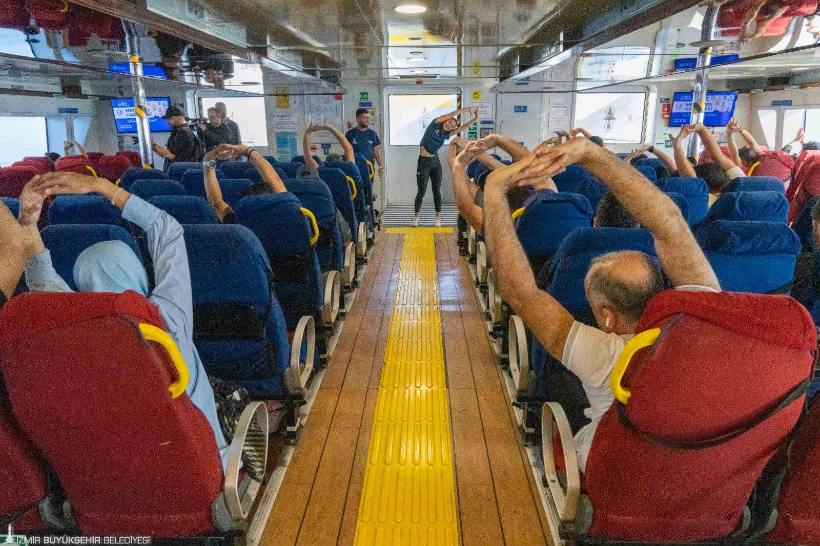 İzmir Büyükşehir Belediyesi, vapur yolculuklarını sporla birleştirerek vatandaşlara keyifli bir deneyim sunuyor. Avrupa Spor Haftası kapsamında düzenlenen etkinliklere katılım oldukça yüksek.