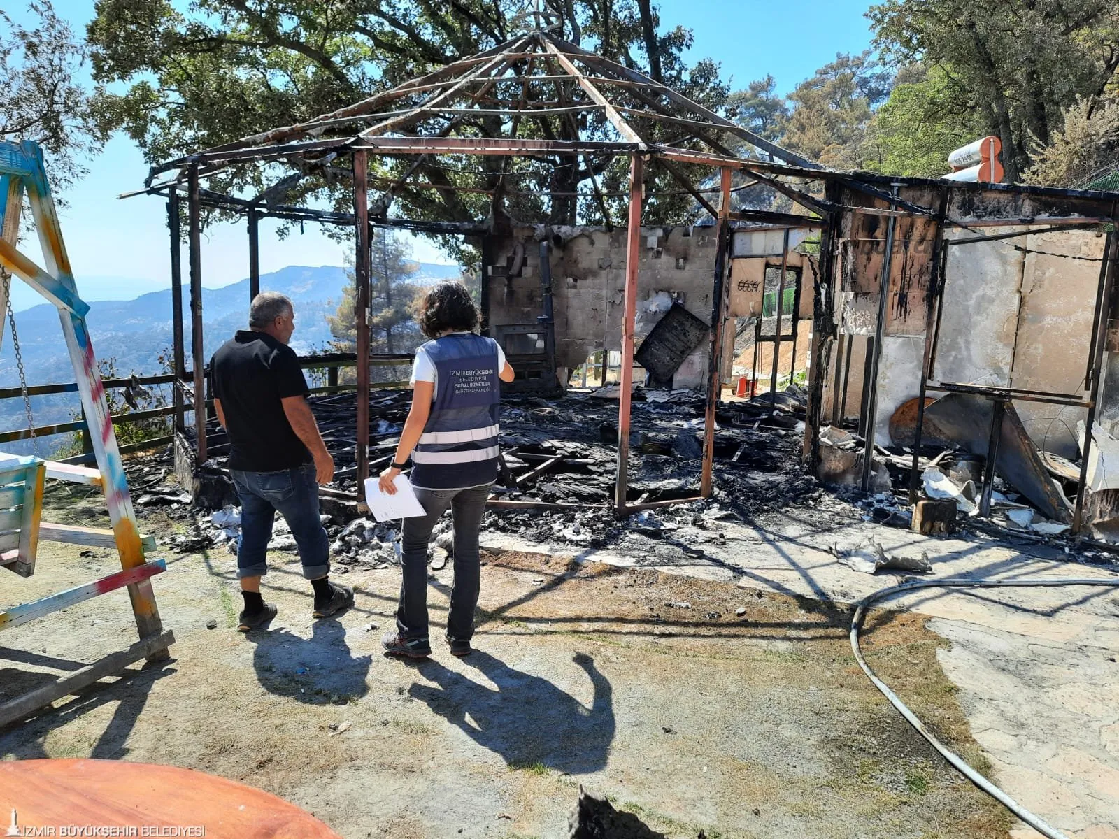 İzmir Büyükşehir Belediyesi, geçen ağustos ayında yaşanan büyük yangınların ardından mağdur olan vatandaşlara destek olmaya devam ediyor.