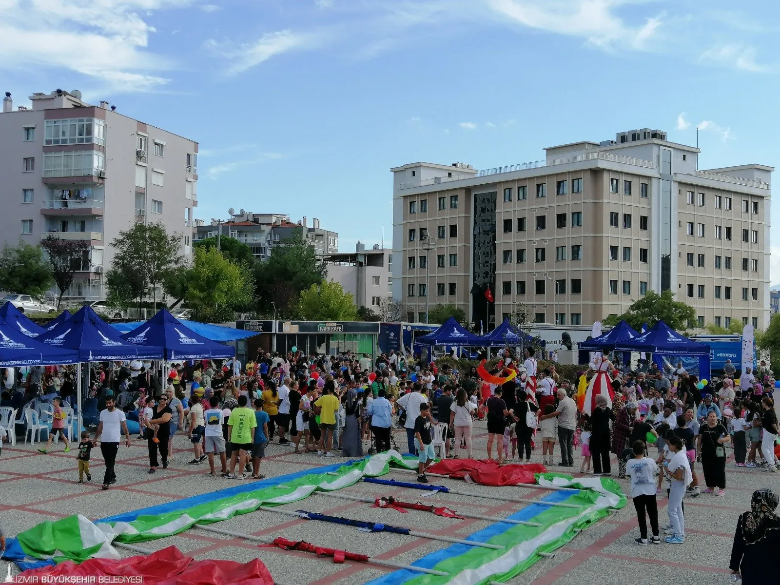 İzmir Büyükşehir Belediyesi, yangında zarar gören çocukların yüzünü güldürmek için özel bir etkinlik düzenledi.