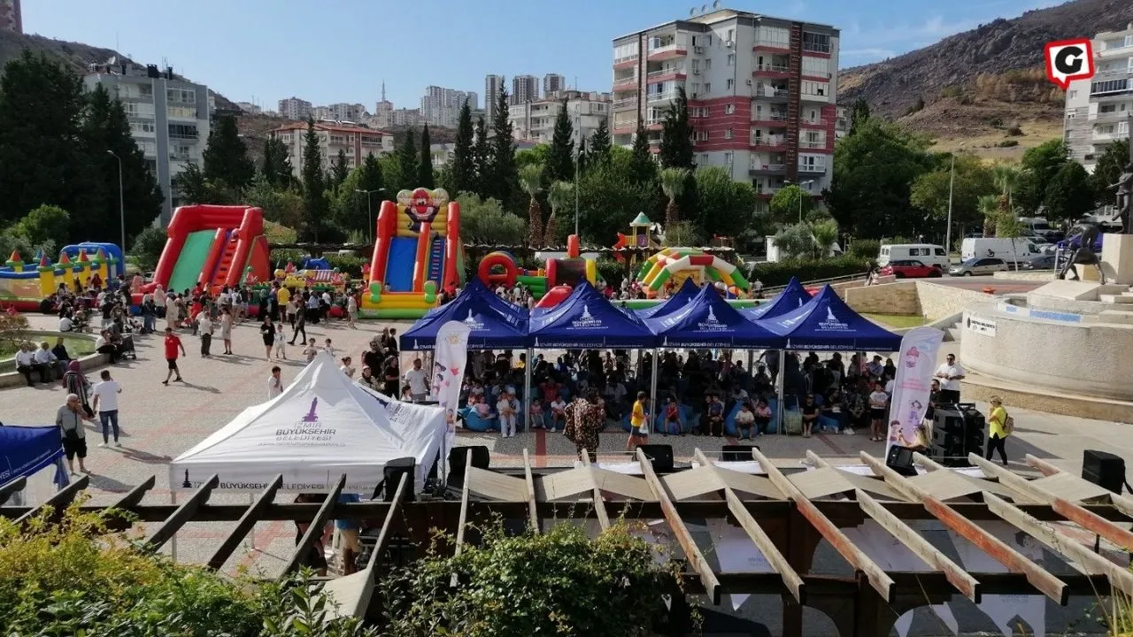 İzmir'de Yangından Etkilenen Çocuklara Renkli Bir Gün