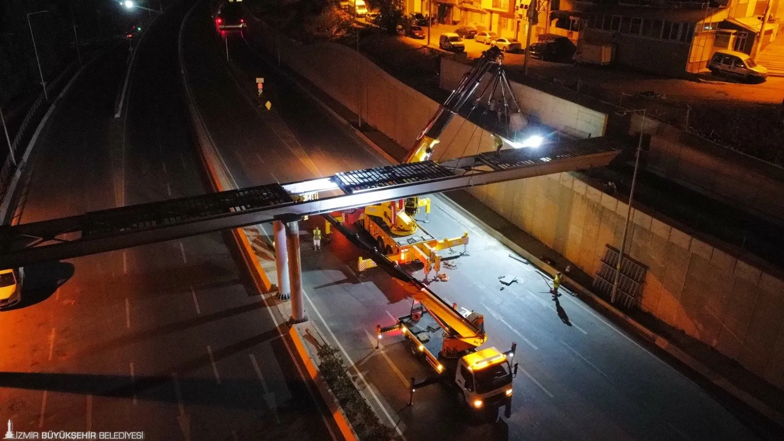 İzmir Büyükşehir Belediyesi, Karataş ve Altındağ bölgelerine yapımına devam ettiği iki yeni yaya üst geçidi ile hem trafiği rahatlatacak hem de yayaların güvenliğini sağlayacak.