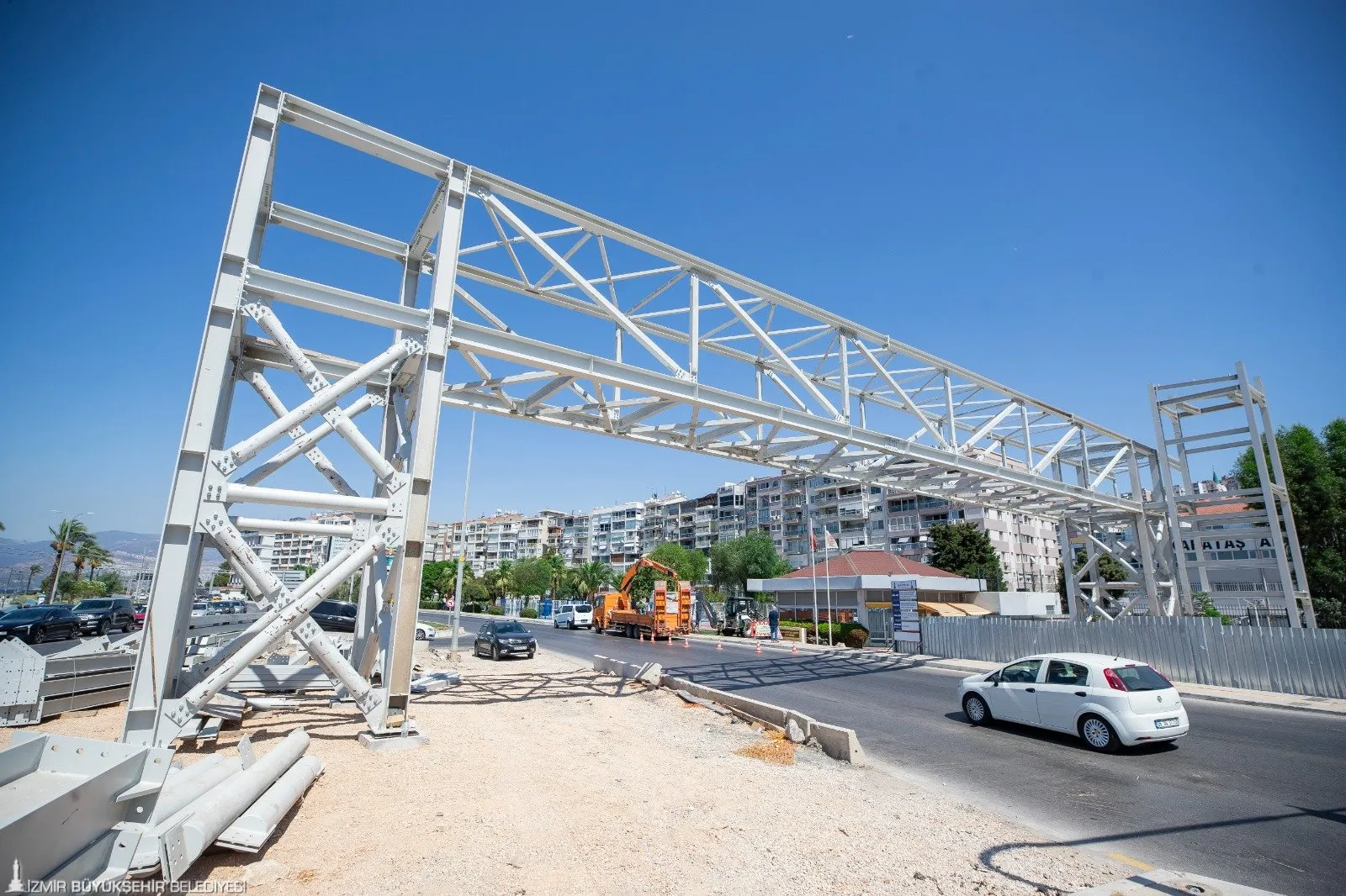 İzmir Büyükşehir Belediyesi, Karataş ve Altındağ bölgelerine yapımına devam ettiği iki yeni yaya üst geçidi ile hem trafiği rahatlatacak hem de yayaların güvenliğini sağlayacak.