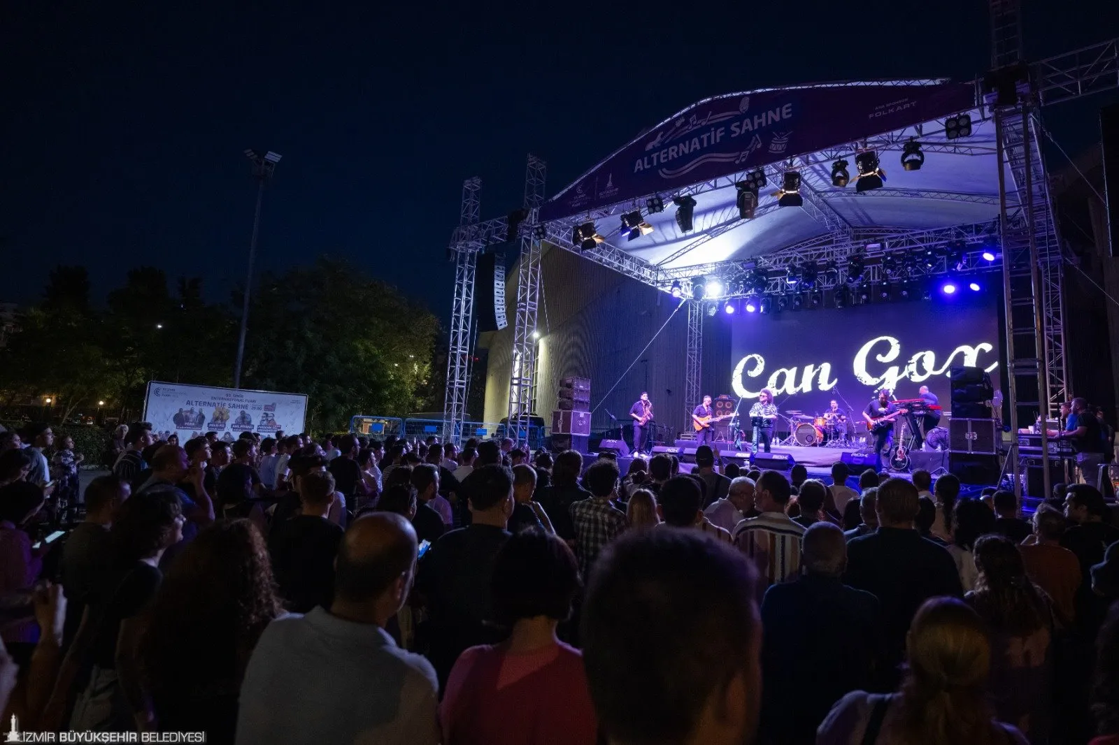 İzmir Enternasyonal Fuarı'nın onuncu gününde Sakiler ve Can Gox gibi ünlü sanatçılar sahne aldı. Binlerce İzmirli, Kültürpark'ta düzenlenen konserlerde doyasıya eğlendi.