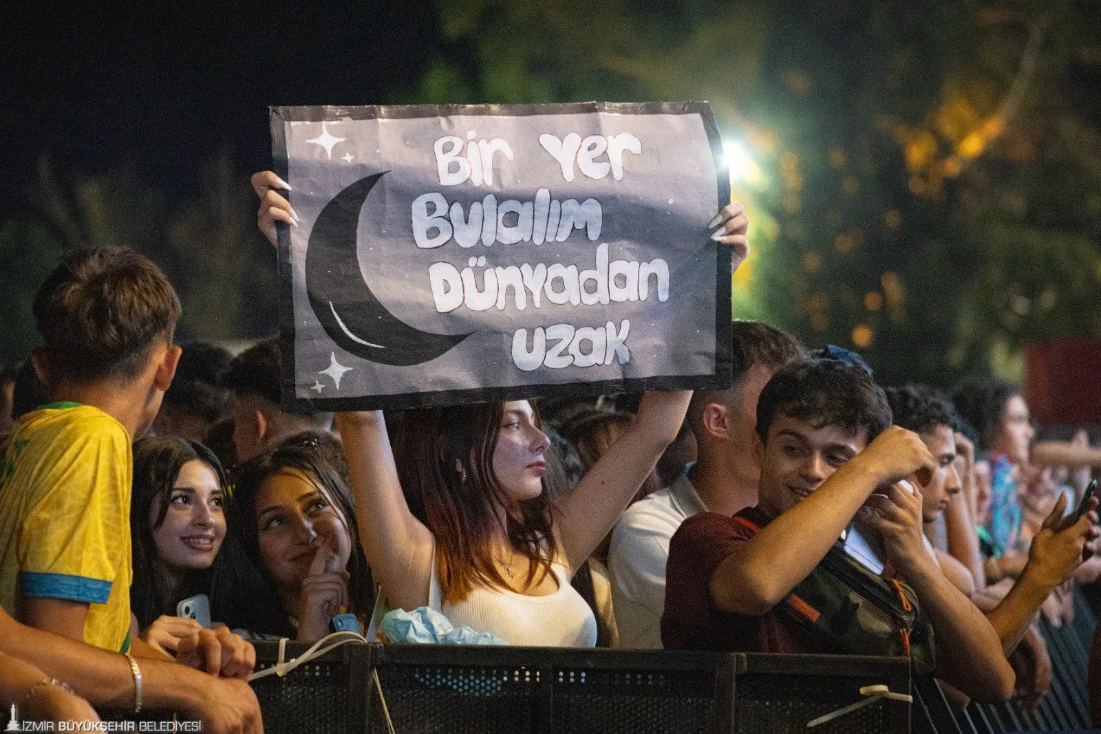 İzmir Enternasyonal Fuarı'nın onuncu gününde Sakiler ve Can Gox gibi ünlü sanatçılar sahne aldı. Binlerce İzmirli, Kültürpark'ta düzenlenen konserlerde doyasıya eğlendi.