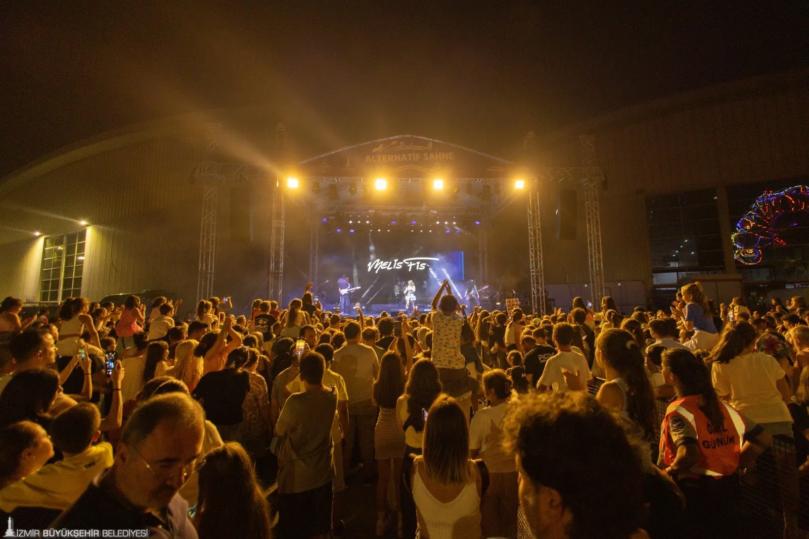 İzmir Enternasyonal Fuarı'nda müzik, dans ve teknoloji bir araya geldi. Volkan Konak'ın unutulmaz konseri, Melis Fis'in performansı ve RedBullDanceYour Style Türkiye finali fuarı renklendirdi.