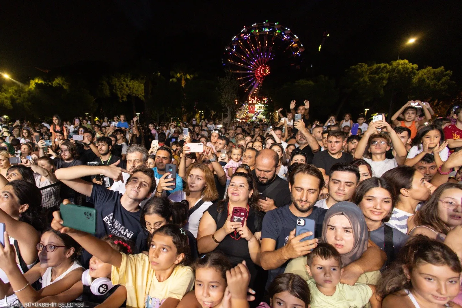 İzmir Enternasyonal Fuarı'nda müzik, dans ve teknoloji bir araya geldi. Volkan Konak'ın unutulmaz konseri, Melis Fis'in performansı ve RedBullDanceYour Style Türkiye finali fuarı renklendirdi.