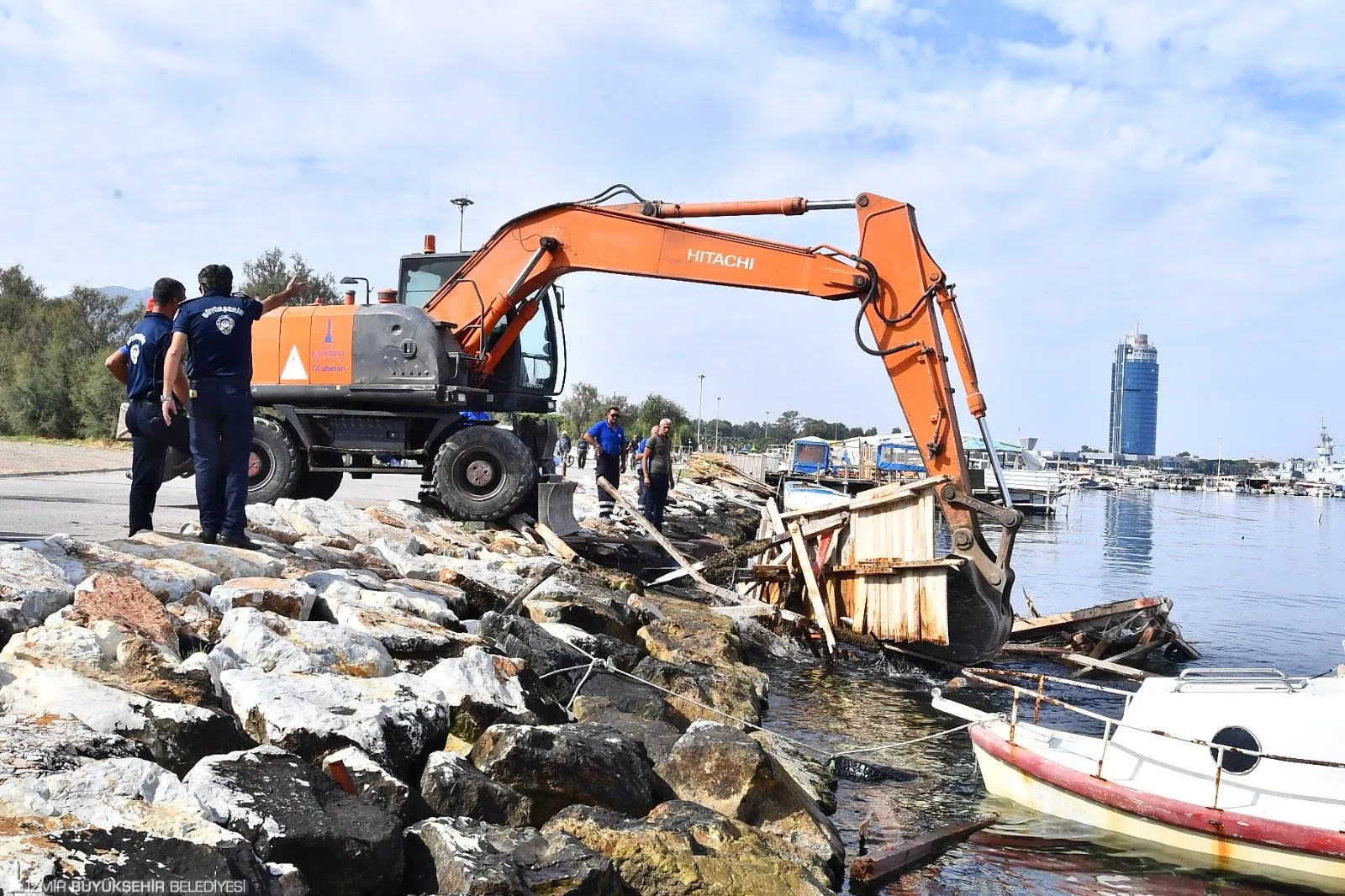 İzmir Büyükşehir Belediyesi zabıta ekipleri, Balçova İnciraltı sahilinde, deniz içinde ve kenarında izinsiz oluşturulan iskeleler, baraka ve kulübelerin yıkımına başladı.