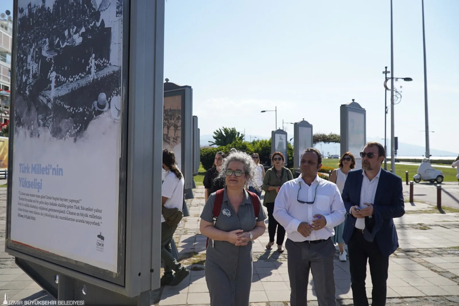 İzmir Büyükşehir Belediyesi'nin düzenlediği "İzmir'in Kurtuluş Bayramı" sergisi, 9 Eylül'ün ilk yıllarındaki kutlamaları fotoğraf ve gazete manşetleriyle gözler önüne seriyor.