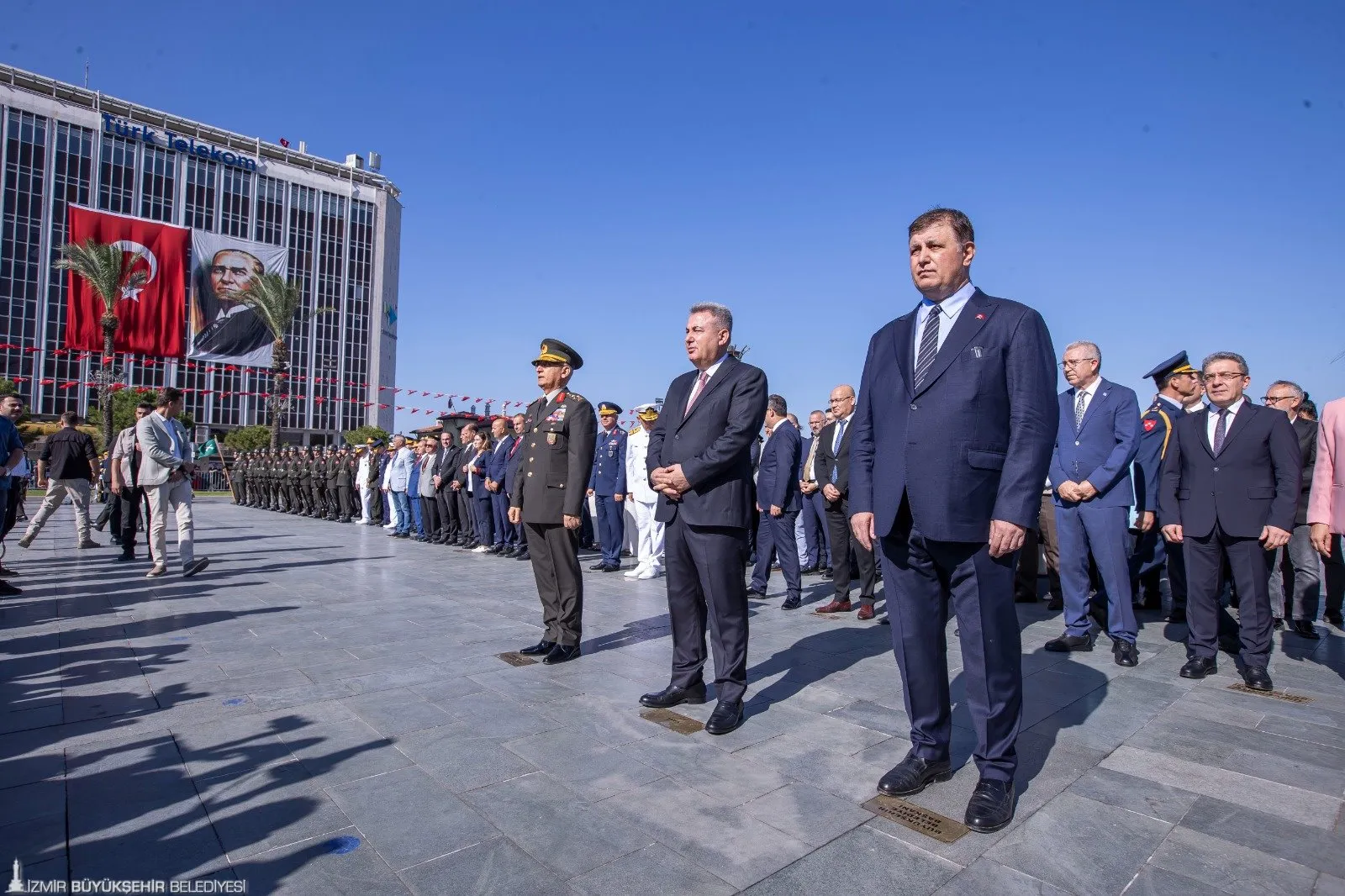 İzmir, 9 Eylül'de düzenlenen görkemli bir yürüyüşle kurtuluşunun 102. yılını kutladı. Tüm siyasi partiler ve binlerce İzmirli, Atatürk'e olan bağlılıklarını gösterdi.