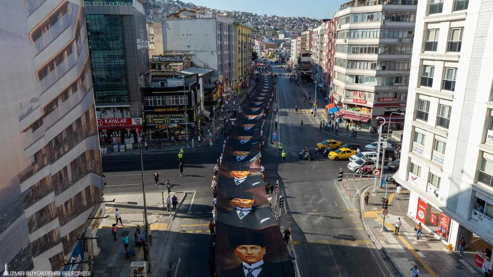 İzmir, 9 Eylül'de düzenlenen görkemli bir yürüyüşle kurtuluşunun 102. yılını kutladı. Tüm siyasi partiler ve binlerce İzmirli, Atatürk'e olan bağlılıklarını gösterdi.