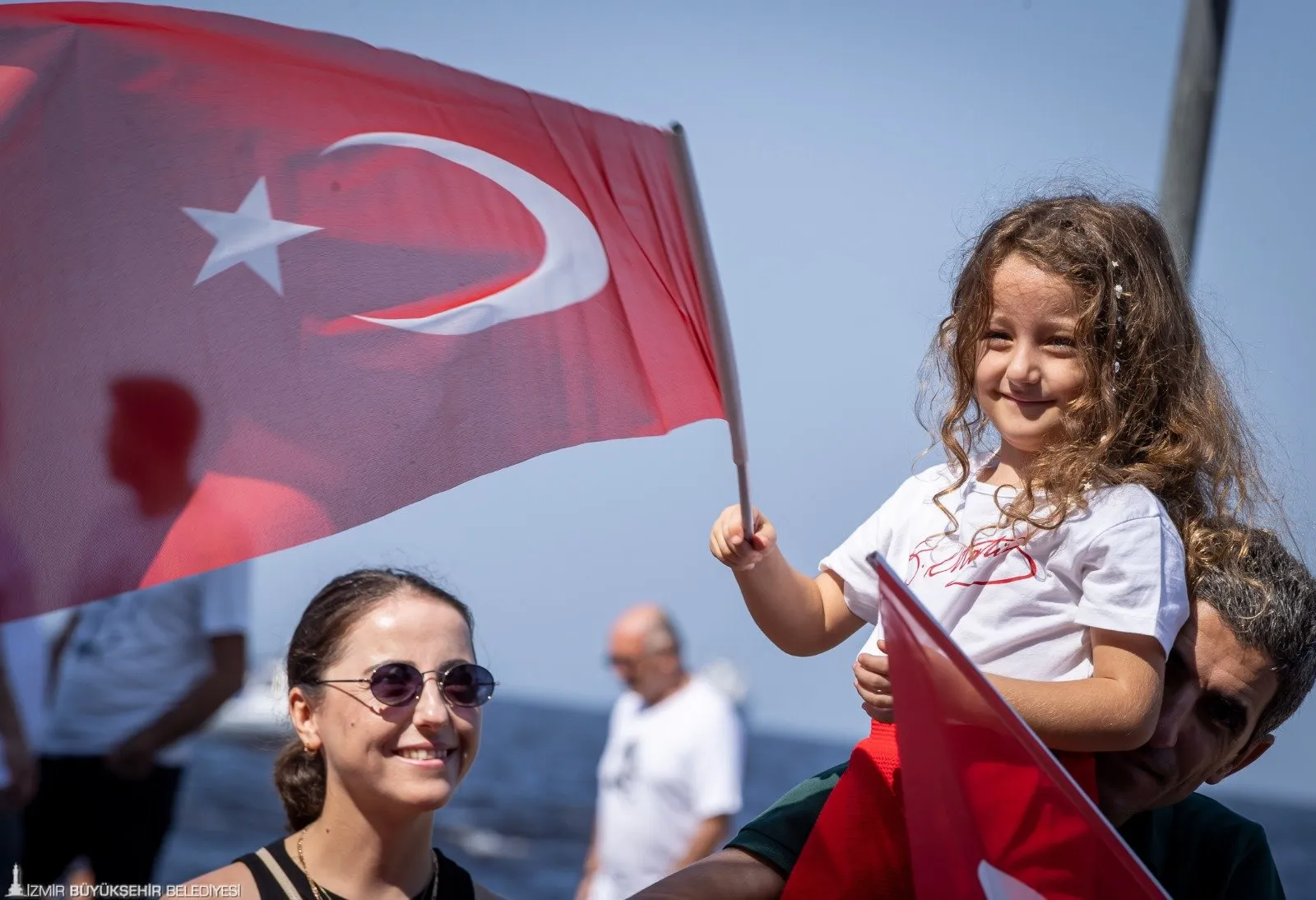 İzmir, 9 Eylül'de tarihi güzergahta düzenlenecek Zafer Yürüyüşü ile kurtuluşunu kutluyor. Fener alayı ve Haluk Levent konseriyle geceye damga vuracak.