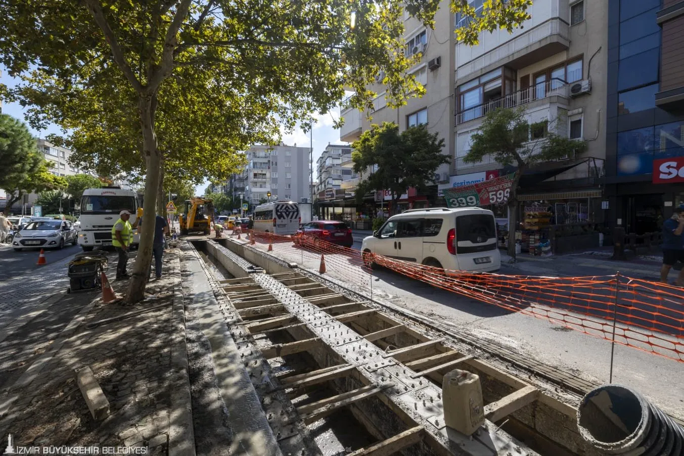 İzmir Su ve Kanalizasyon İdaresi (İZSU), Karşıyaka Girne Caddesi'nde bulunan ve zamanla deforme olan yağmur suyu mazgallarını yeniliyor.