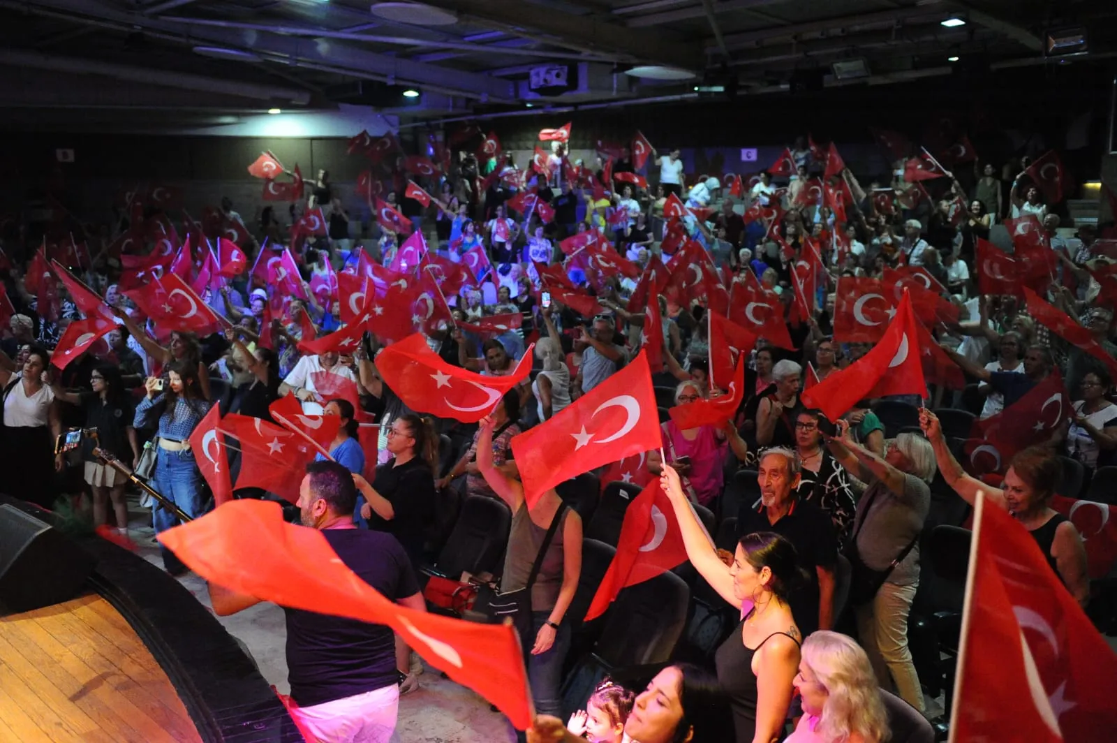 Karşıyaka Belediyesi, 9 Eylül'ü görkemli bir konserle kutladı. Başkan Yıldız Ünsal'ın katıldığı etkinlikte, milli mücadele ruhu yeniden canlandı.