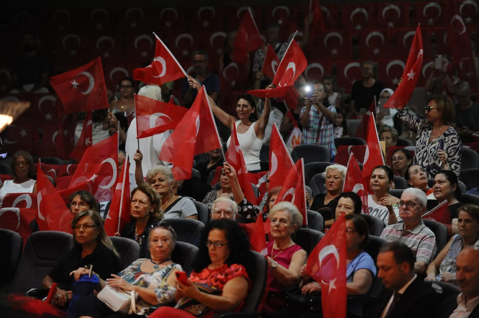 Karşıyaka Belediyesi, 9 Eylül'ü görkemli bir konserle kutladı. Başkan Yıldız Ünsal'ın katıldığı etkinlikte, milli mücadele ruhu yeniden canlandı.