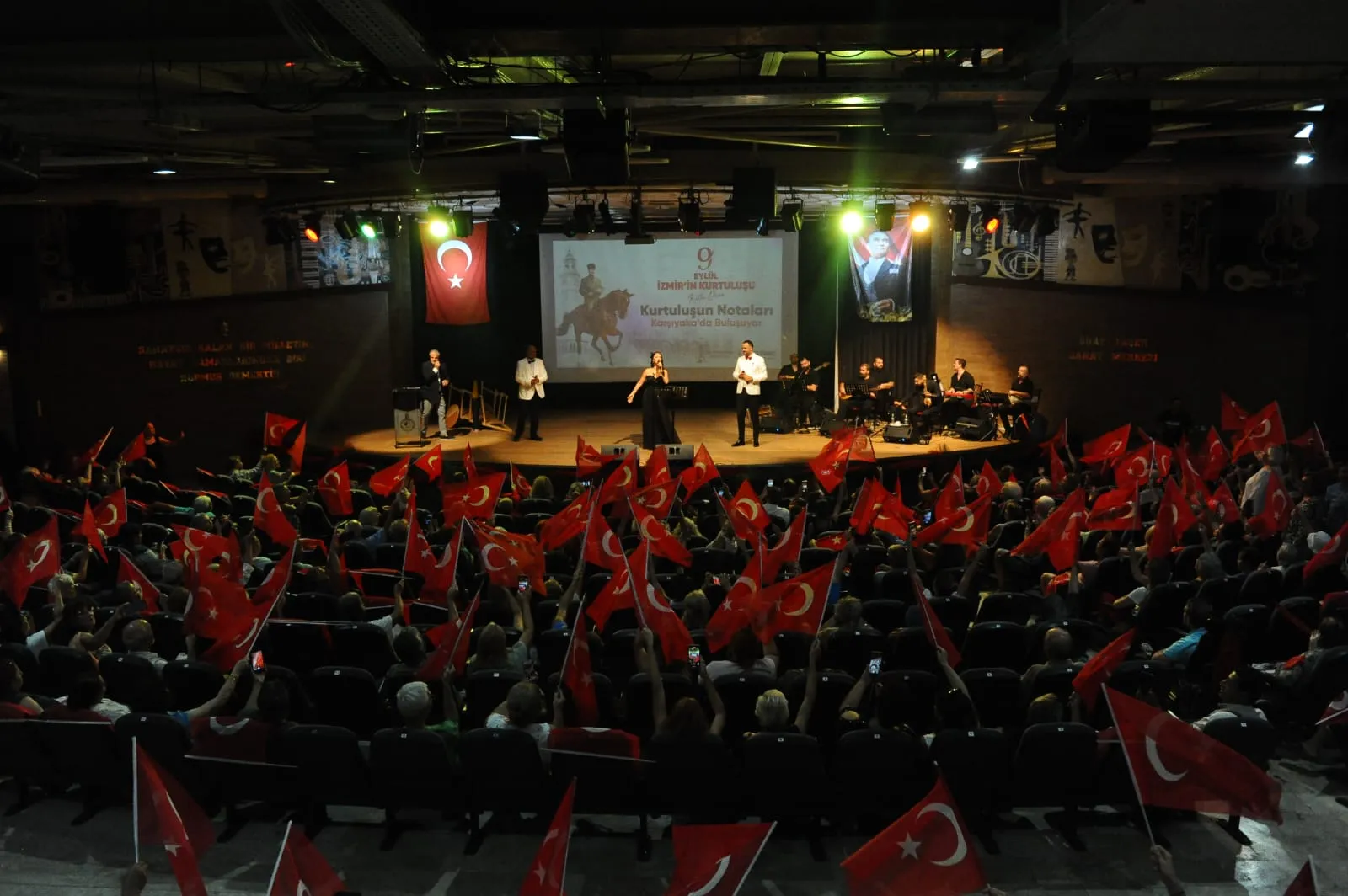 Karşıyaka Belediyesi, 9 Eylül'ü görkemli bir konserle kutladı. Başkan Yıldız Ünsal'ın katıldığı etkinlikte, milli mücadele ruhu yeniden canlandı.