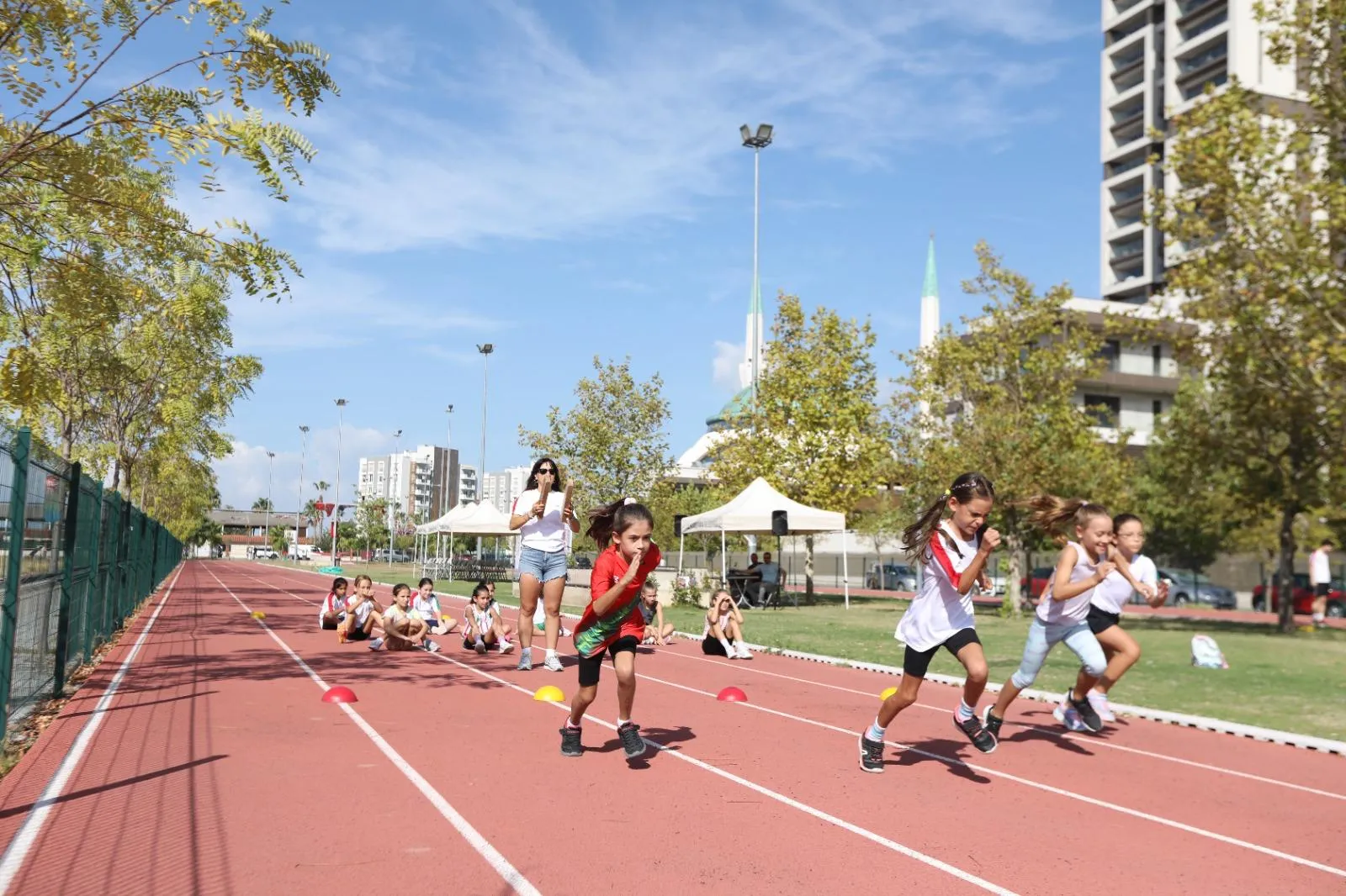 Karşıyaka Belediyesi tarafından düzenlenen Çocuk Atletizm Şenliği'nde minik sporcular kıyasıya mücadele etti. 