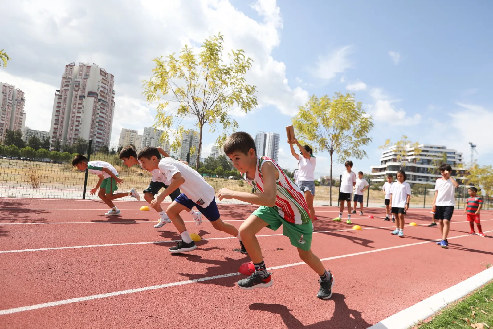 Karşıyaka Belediyesi tarafından düzenlenen Çocuk Atletizm Şenliği'nde minik sporcular kıyasıya mücadele etti. 