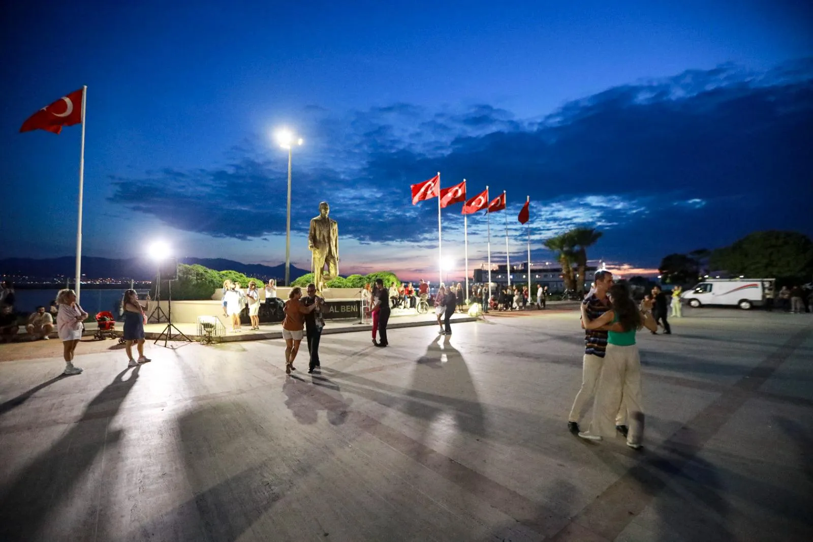 Karşıyaka Belediyesi'nin düzenlediği etkinlikler, vatandaşları hem eğlendirdi hem de sürdürülebilir yaşam konusunda farkındalık yarattı.