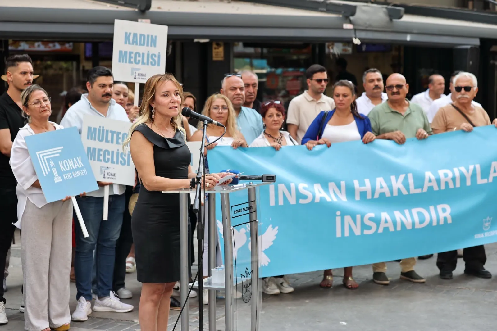 Konak Belediyesi ve Konak Kent Konseyi, 1 Eylül Dünya Barış Günü kapsamında Türkan Saylan Kültür Merkezi'nde basın açıklaması düzenledi.