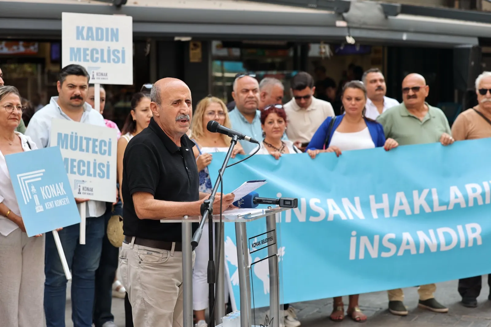 Konak Belediyesi ve Konak Kent Konseyi, 1 Eylül Dünya Barış Günü kapsamında Türkan Saylan Kültür Merkezi'nde basın açıklaması düzenledi.