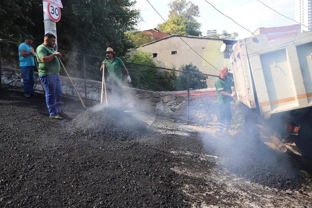 Konak Belediyesi'nin başlattığı kapsamlı asfaltlama çalışmalarıyla, ilçedeki bozulan yollar yenileniyor. Özellikle Akarcalı, Güney ve Murat Reis mahallelerindeki çalışmalar hızla devam ediyor.