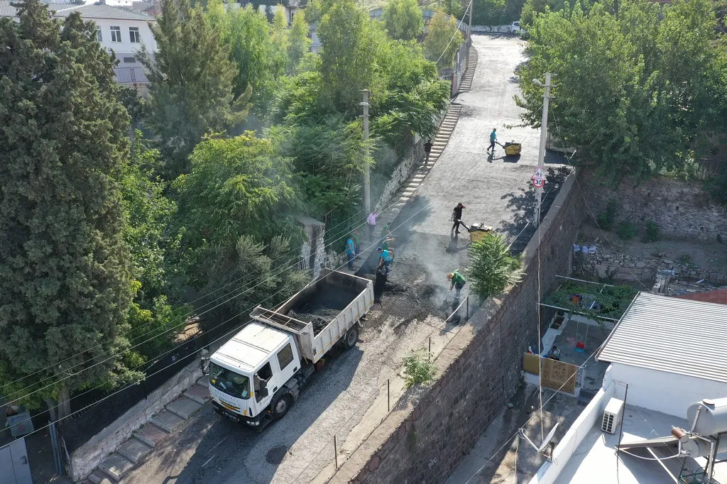 Konak Belediyesi'nin başlattığı kapsamlı asfaltlama çalışmalarıyla, ilçedeki bozulan yollar yenileniyor. Özellikle Akarcalı, Güney ve Murat Reis mahallelerindeki çalışmalar hızla devam ediyor.