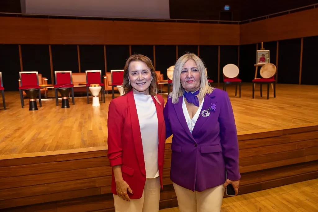 Konak Belediye Başkanı Nilüfer Çınarlı Mutlu, İzmir'de düzenlenen Kadın ve Demokrasi Çalıştayı'nda kadınların sesini duyurarak büyük yankı uyandırdı.