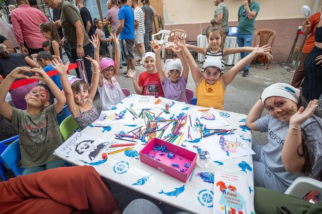 Konak'ta yaz tatili boyunca sokaklar çocuk kahkahalarıyla doldu. Konak Belediyesi'nin düzenlediği Mutlu Çocuklar Sokağı etkinlikleriyle çocuklar hem eğlendi hem de öğrendi.